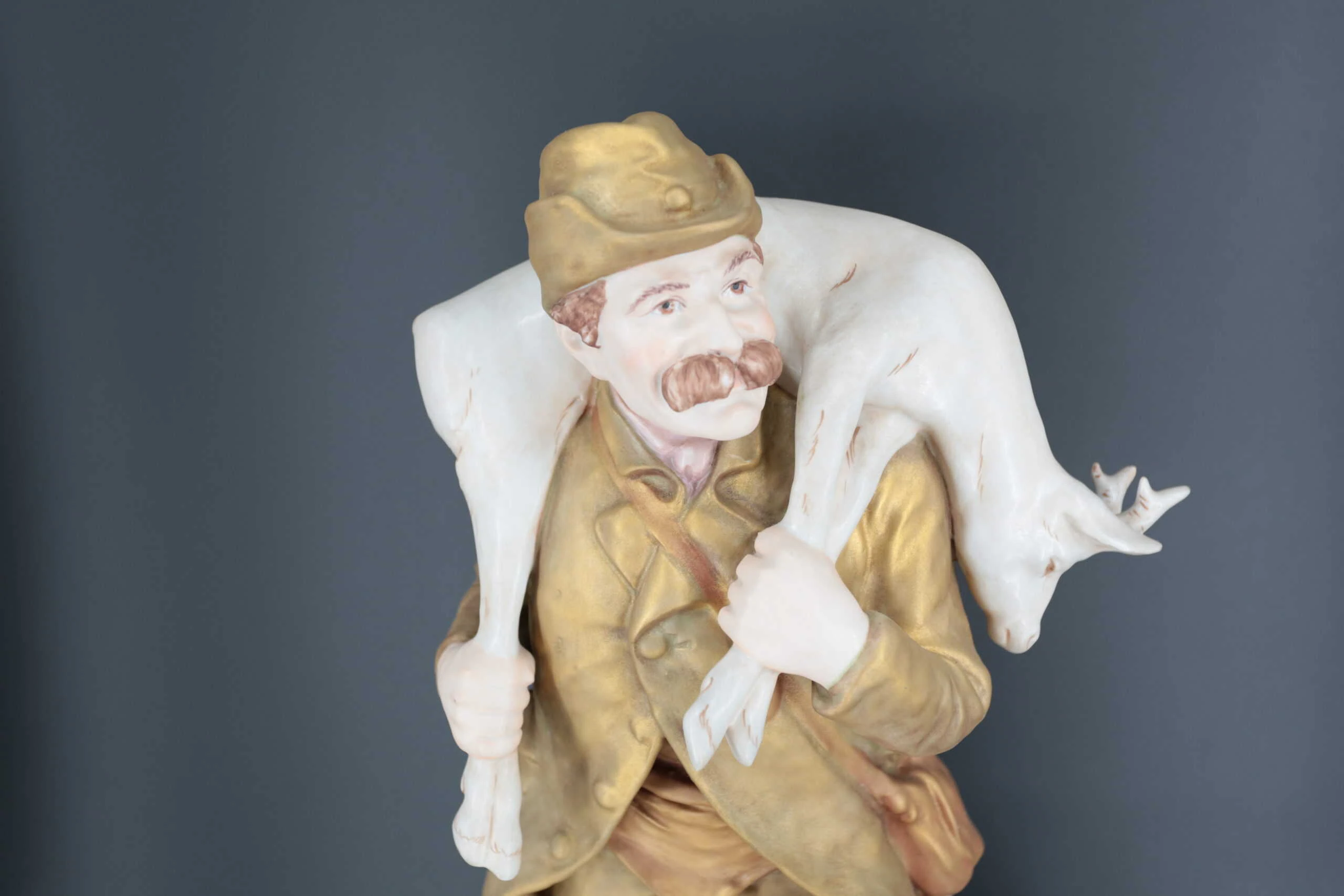 Royal Dux – Myslivec se psem a srncem Výška 52,5 cm