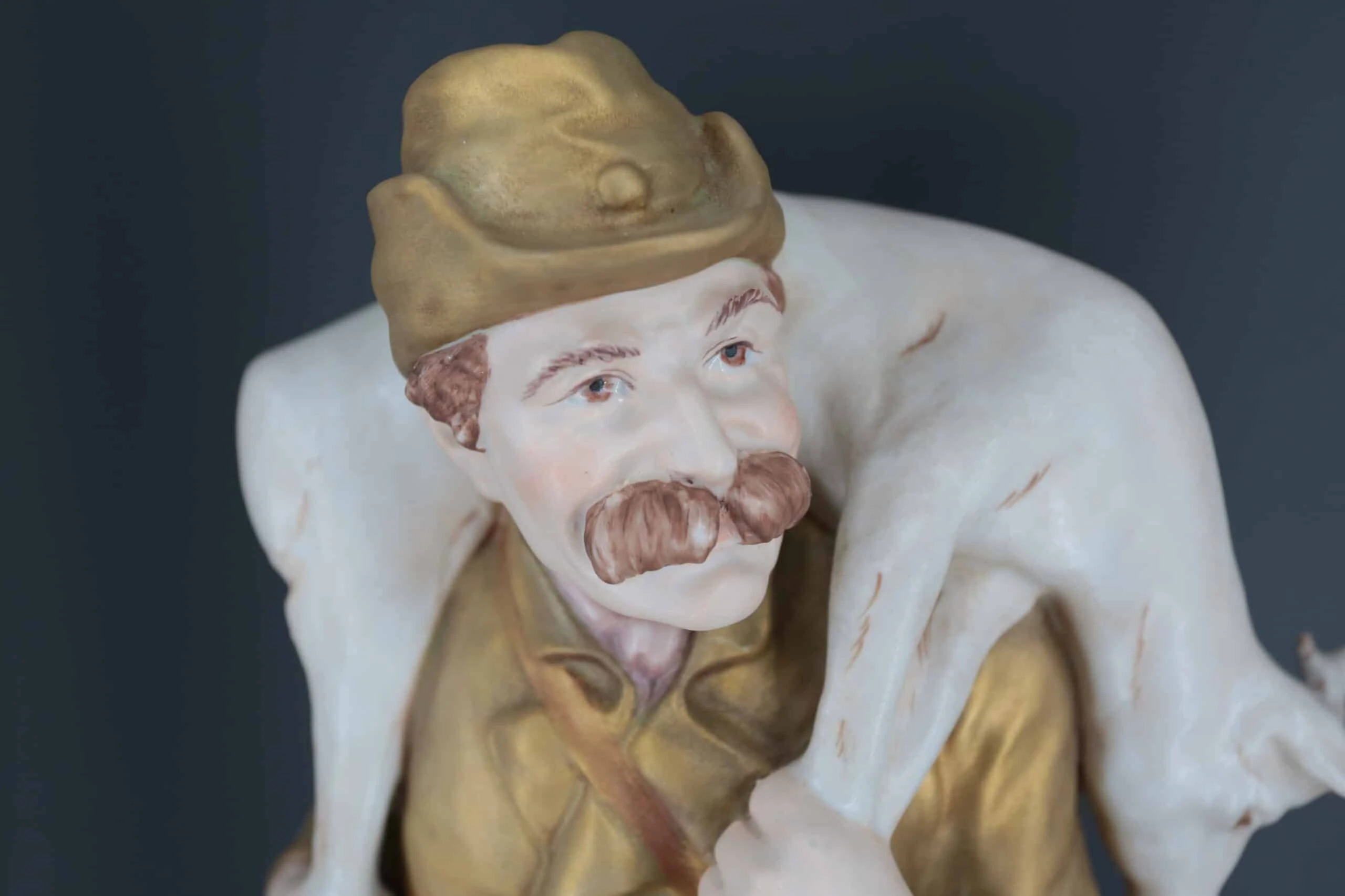 Royal Dux – Myslivec se psem a srncem Výška 52,5 cm