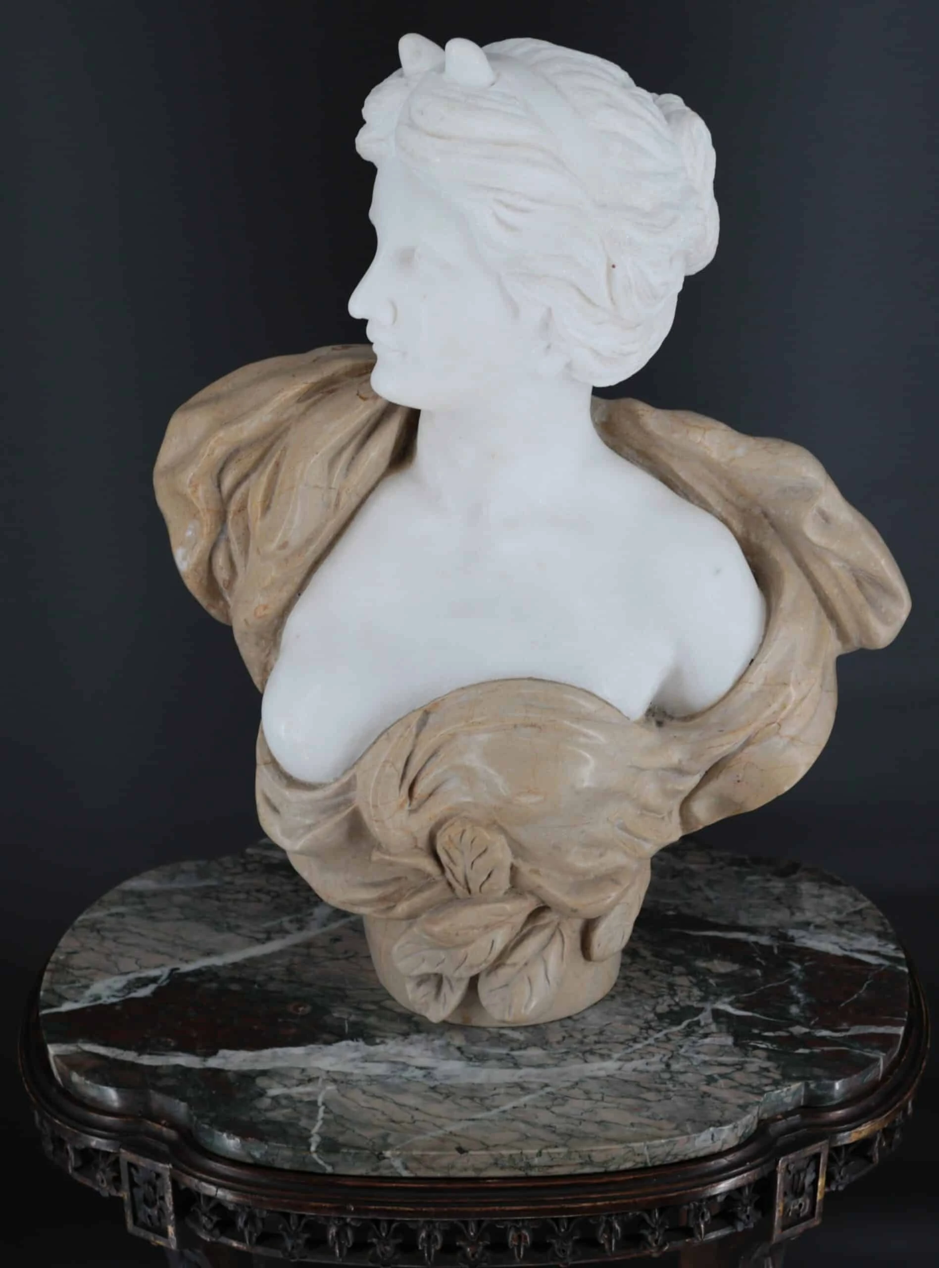 Velká mramorová busta mladé ženy