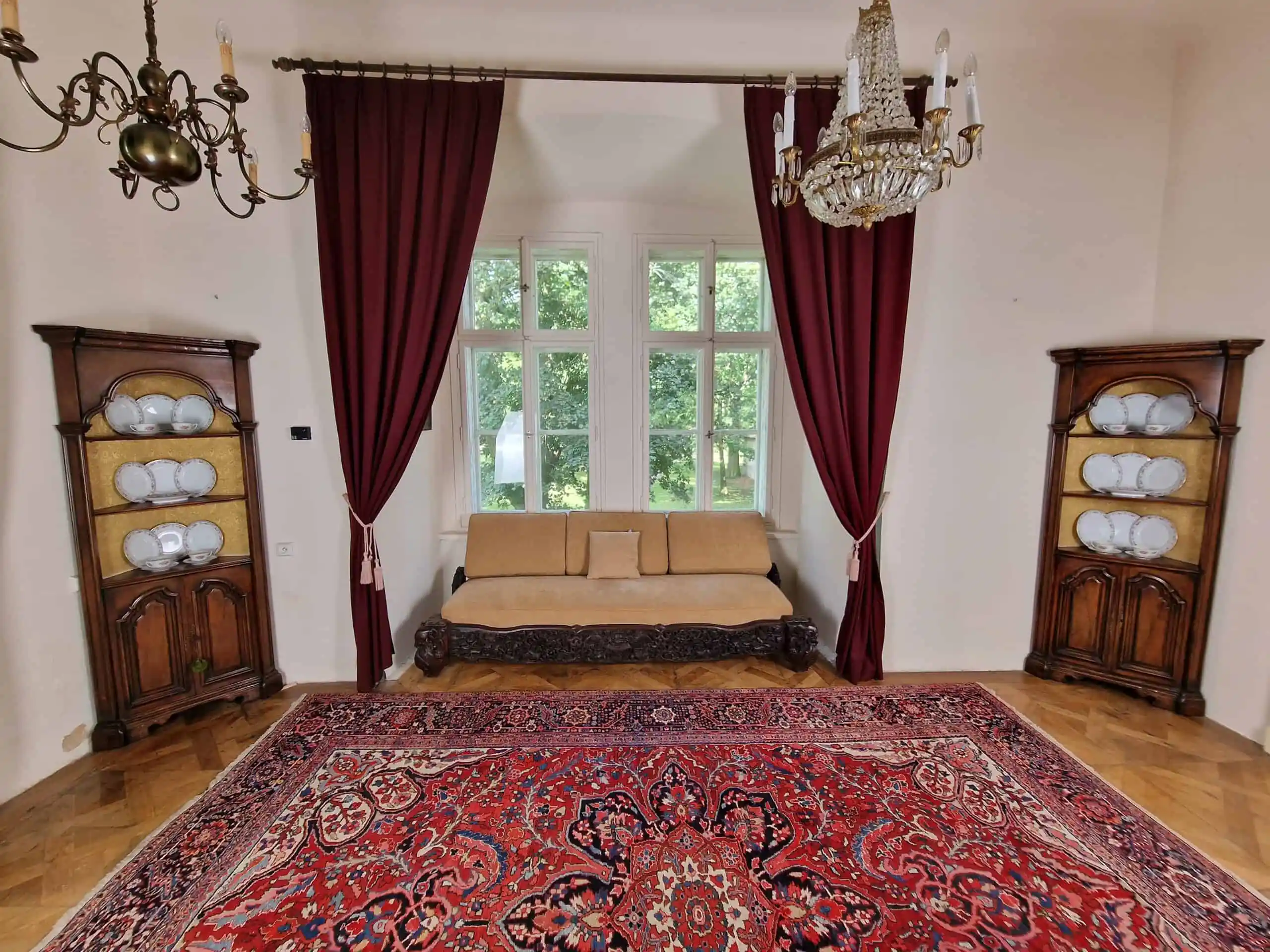 Párové rohové skříně starožitné