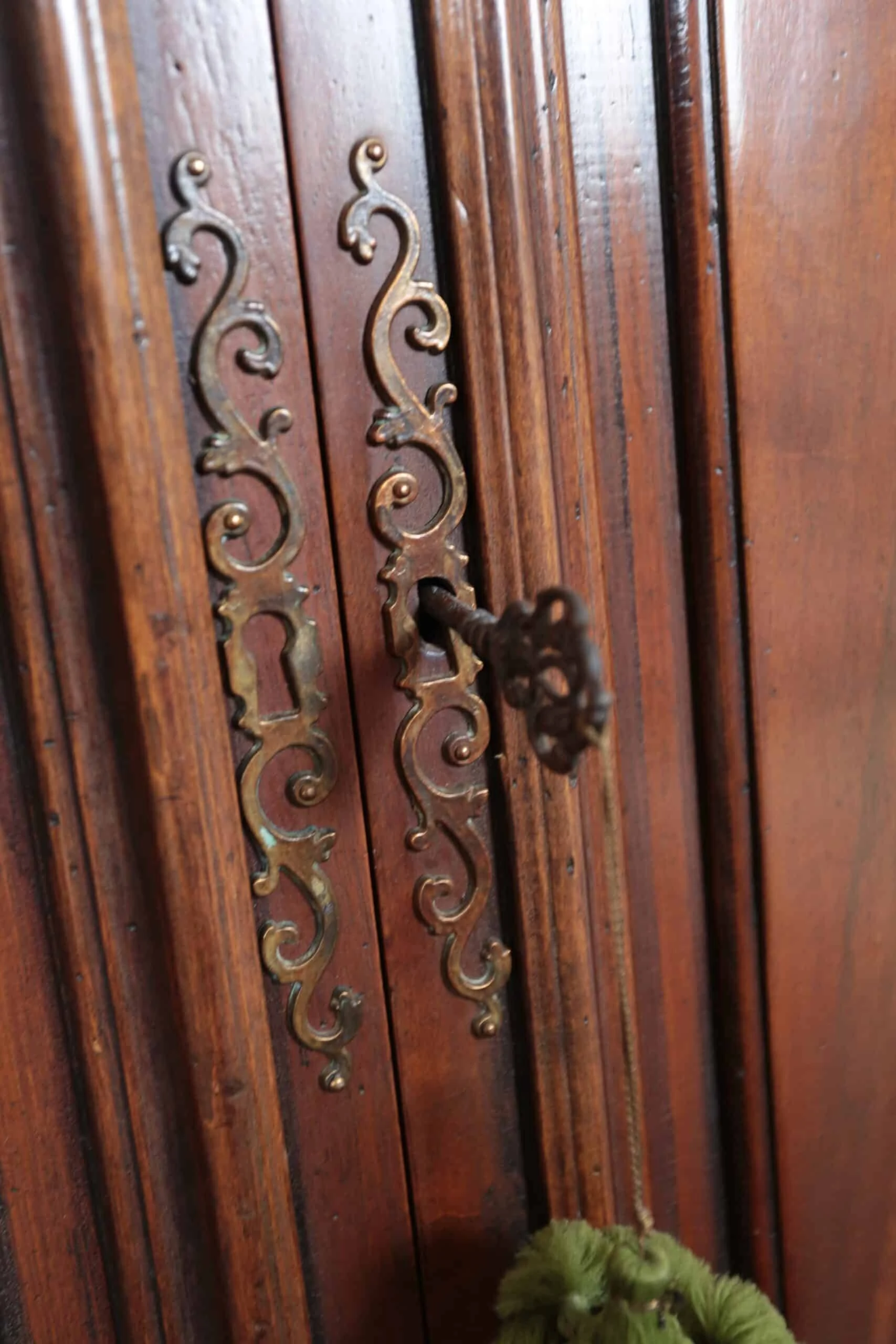 Párové rohové skříně starožitné