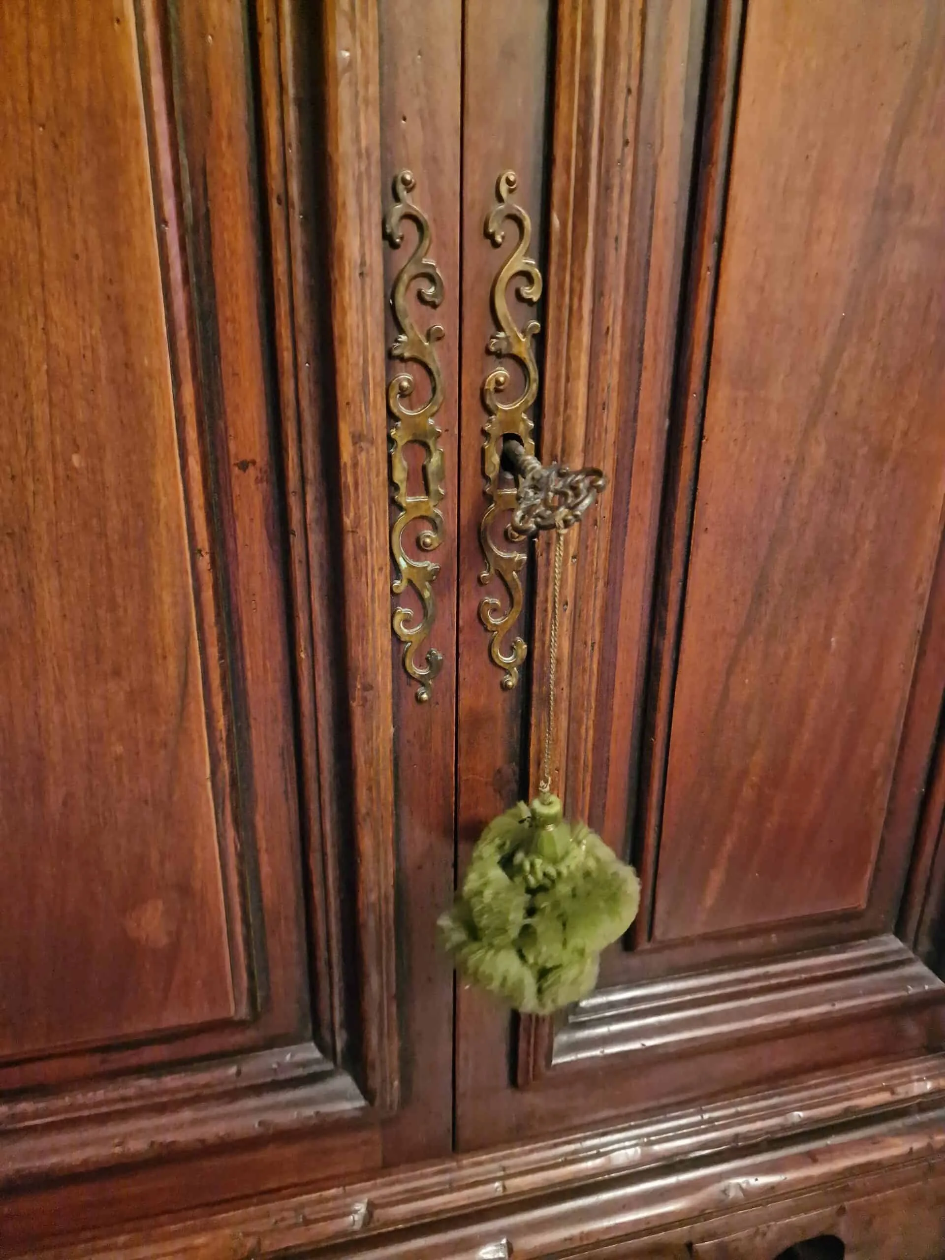 Párové rohové skříně starožitné