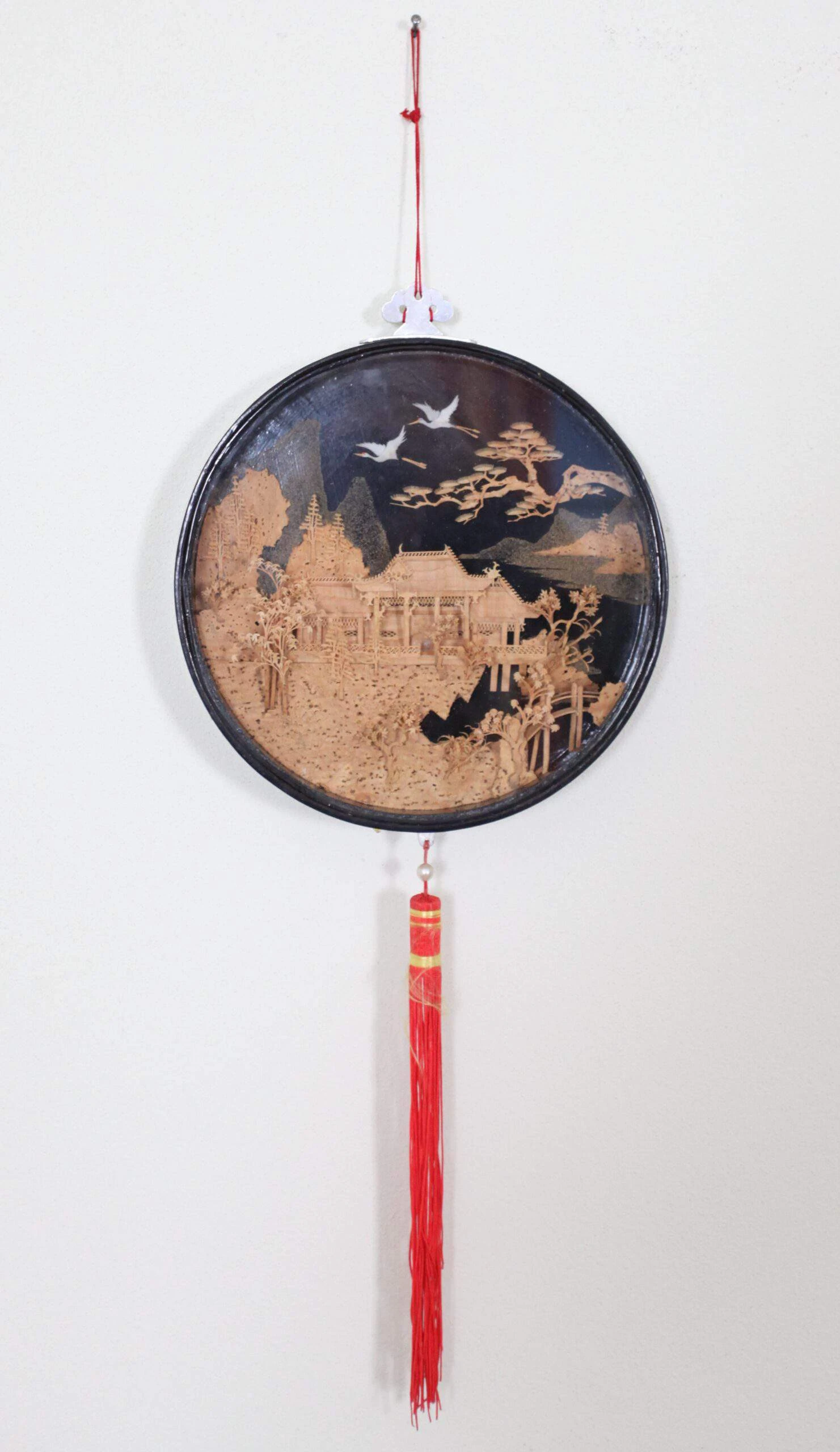 Kulatá dřevořezba paláce se stromy a ptáky