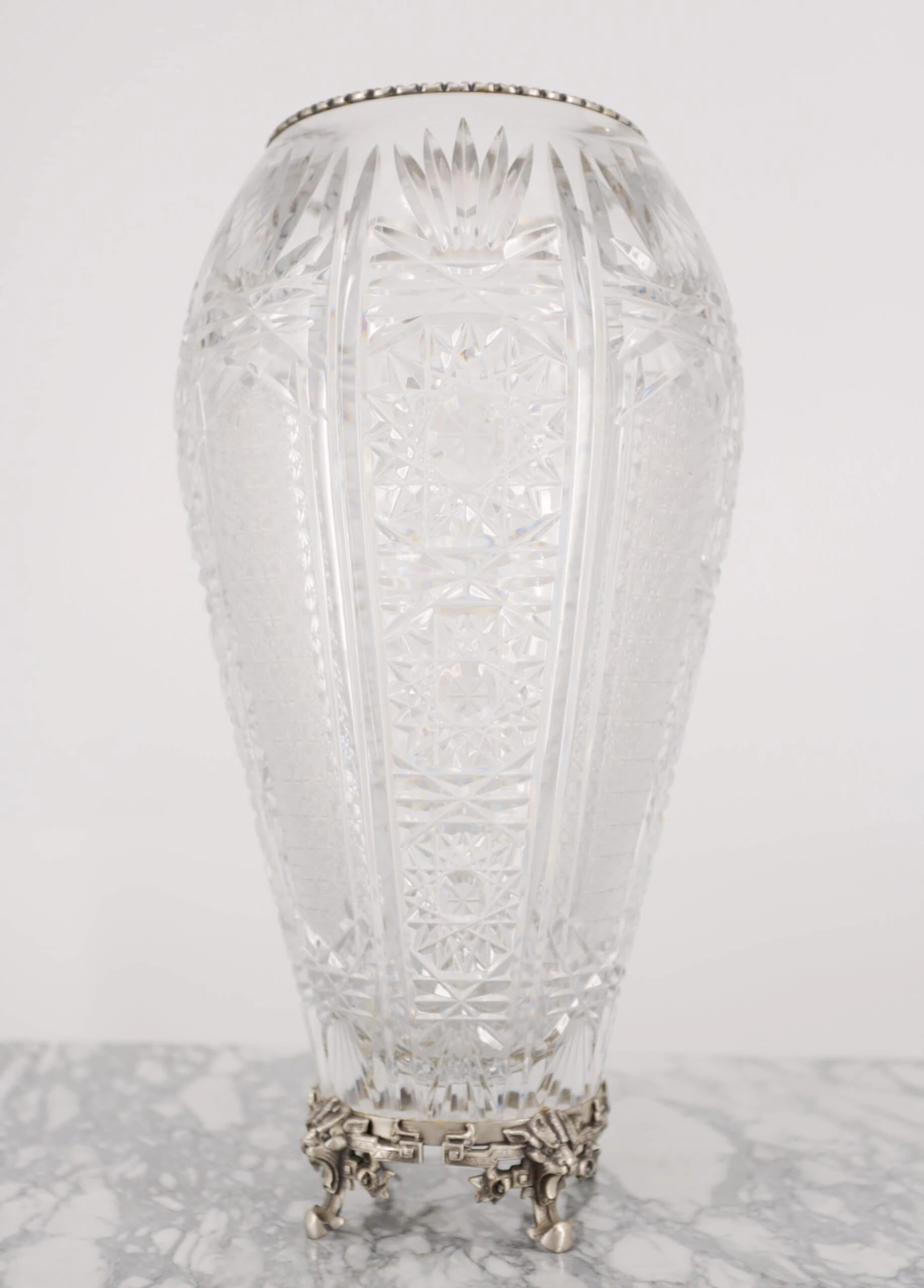 Broušená kříšťálová váza v montuře výška 41,5 cm