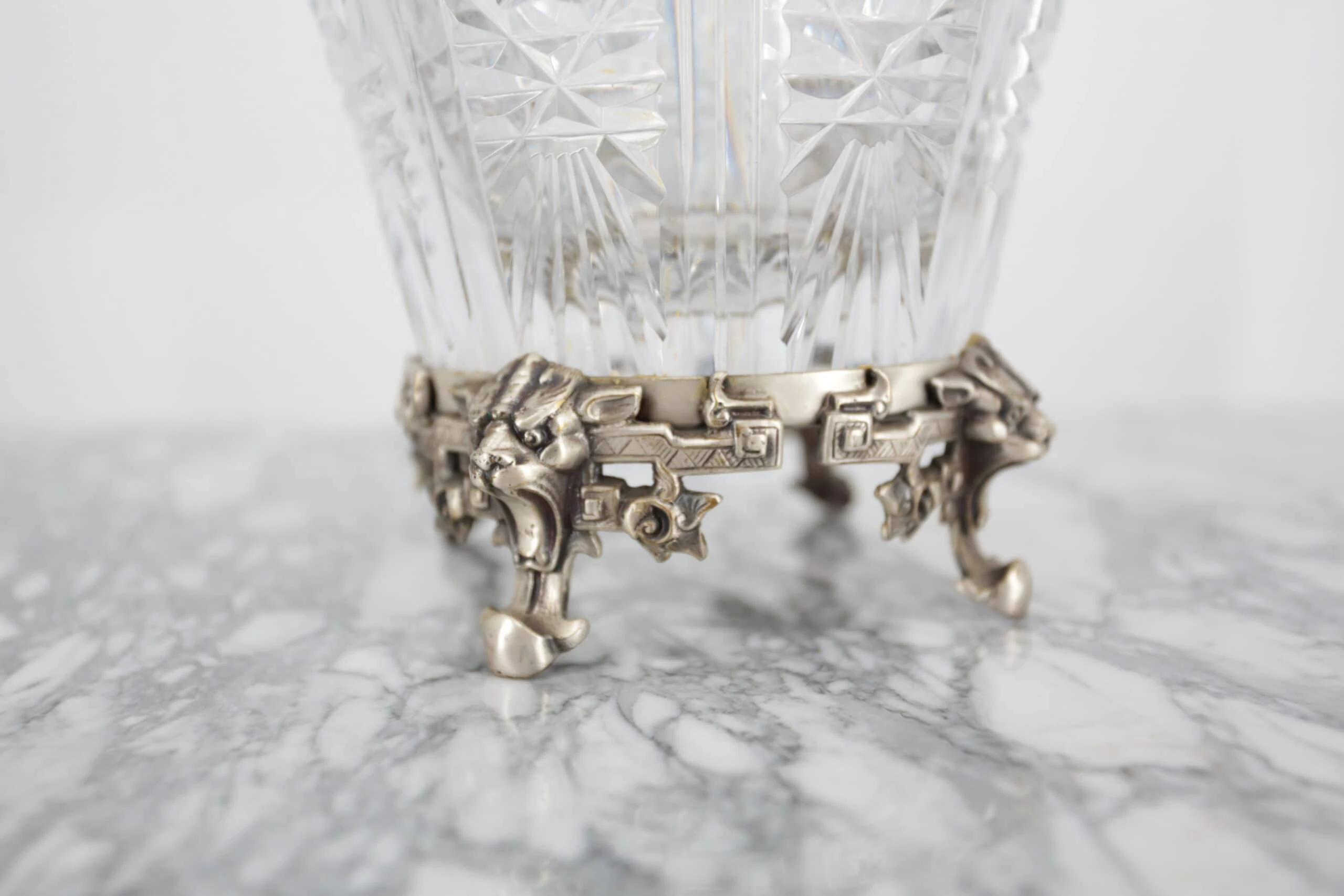 Broušená kříšťálová váza v montuře výška 41,5 cm