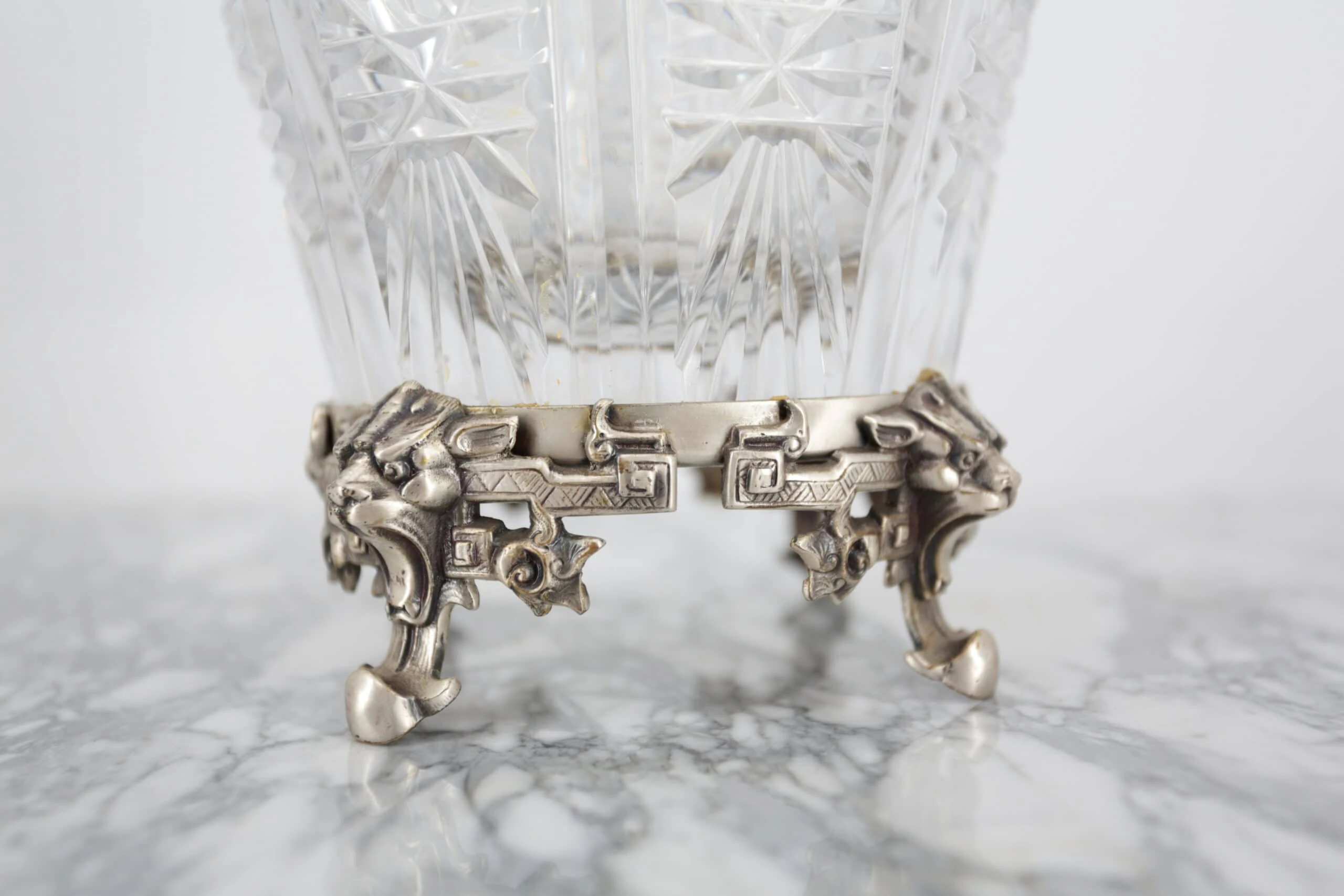 Broušená kříšťálová váza v montuře výška 41,5 cm