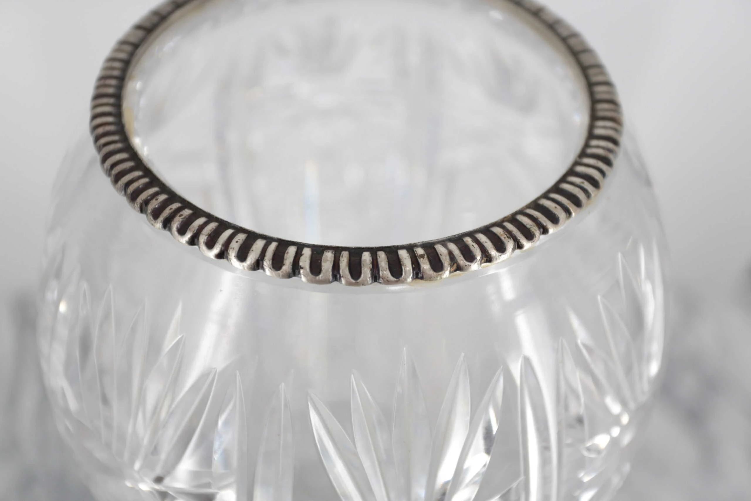 Broušená kříšťálová váza v montuře výška 41,5 cm