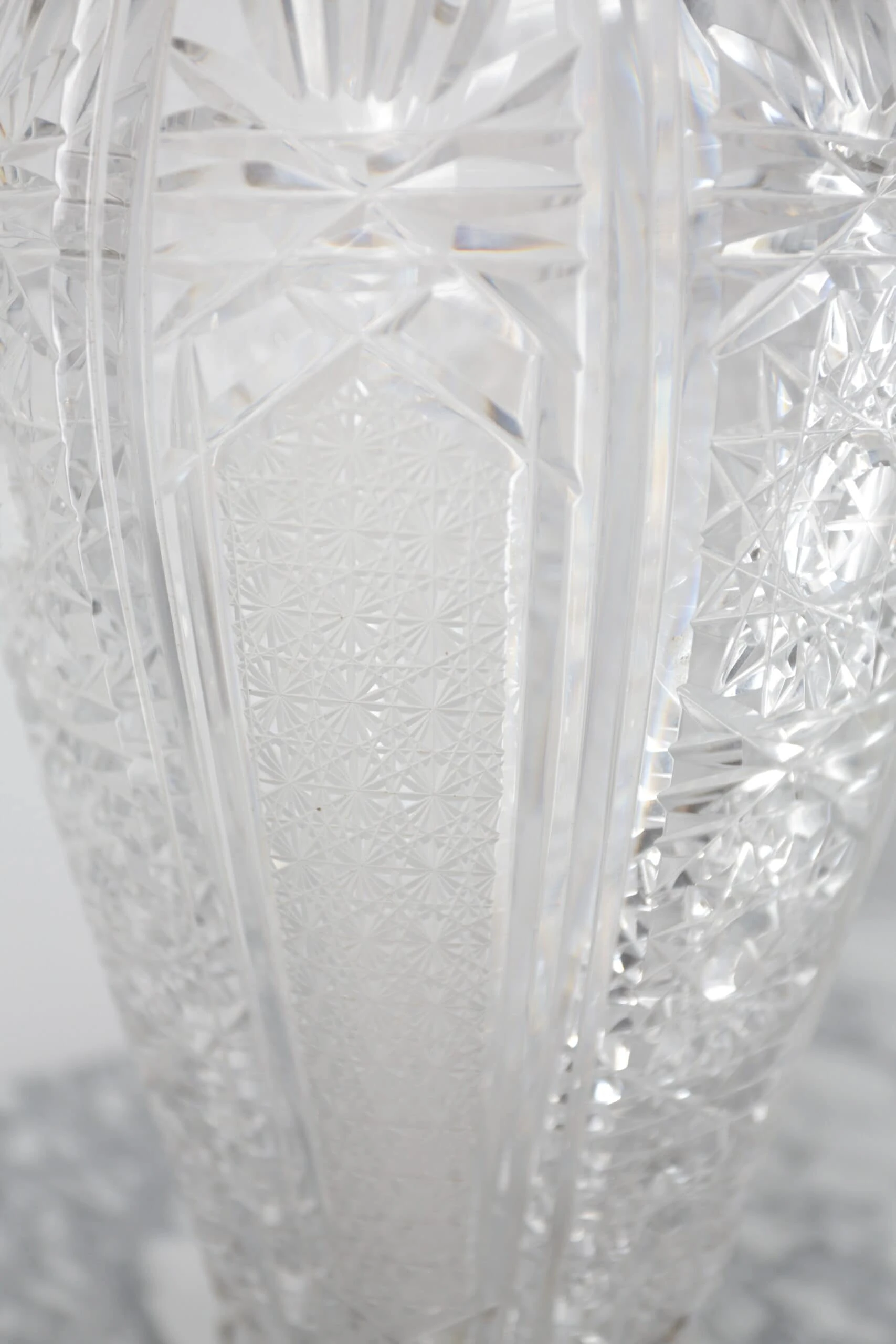 Broušená kříšťálová váza v montuře výška 41,5 cm