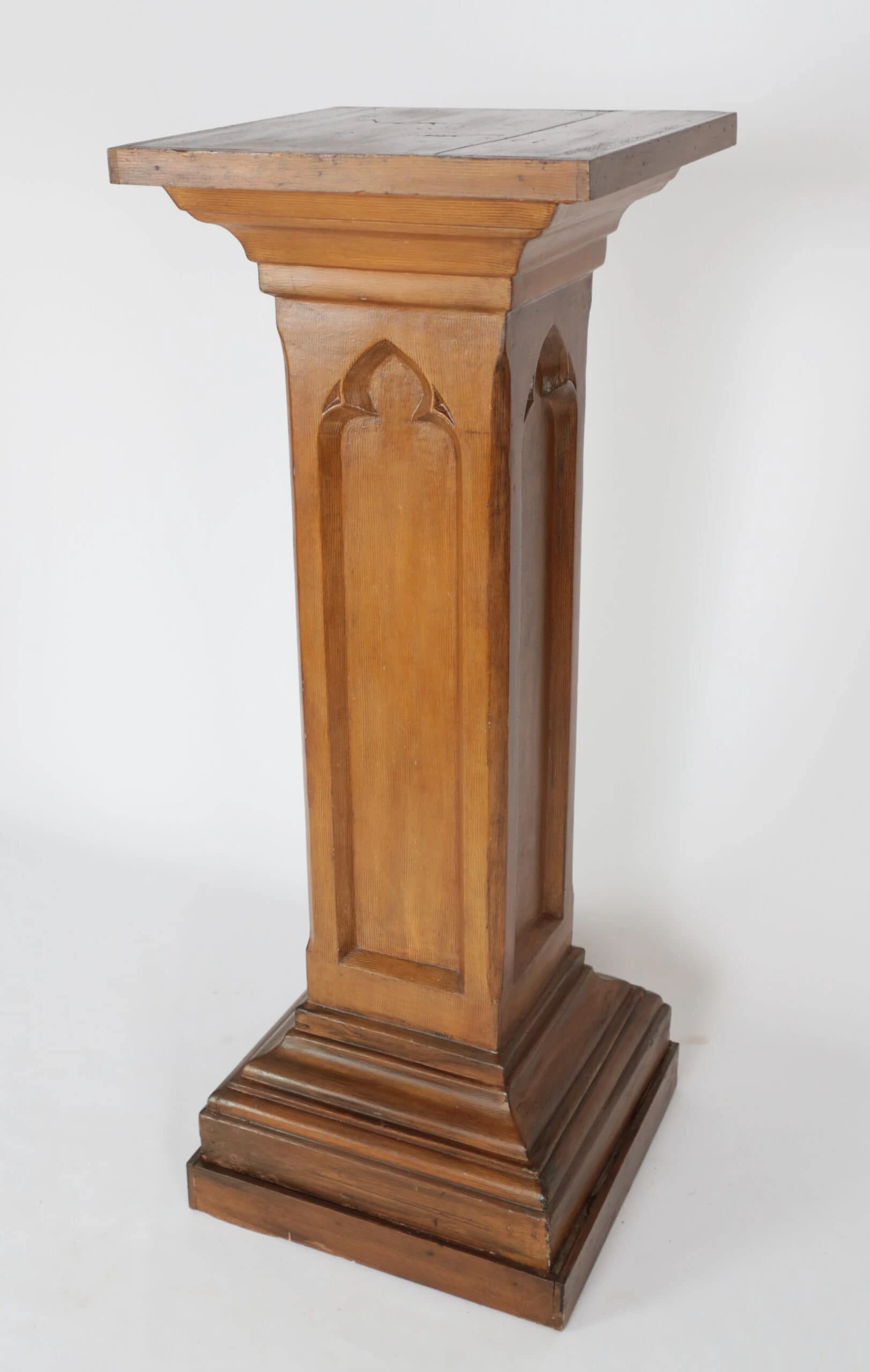 Velký neogotický podstavec