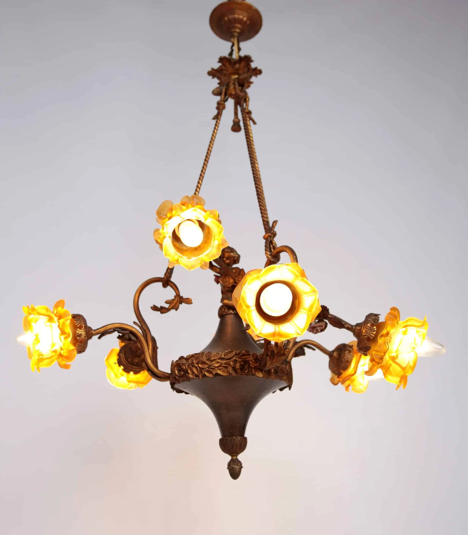 Starožitný secesní lustr s Putto