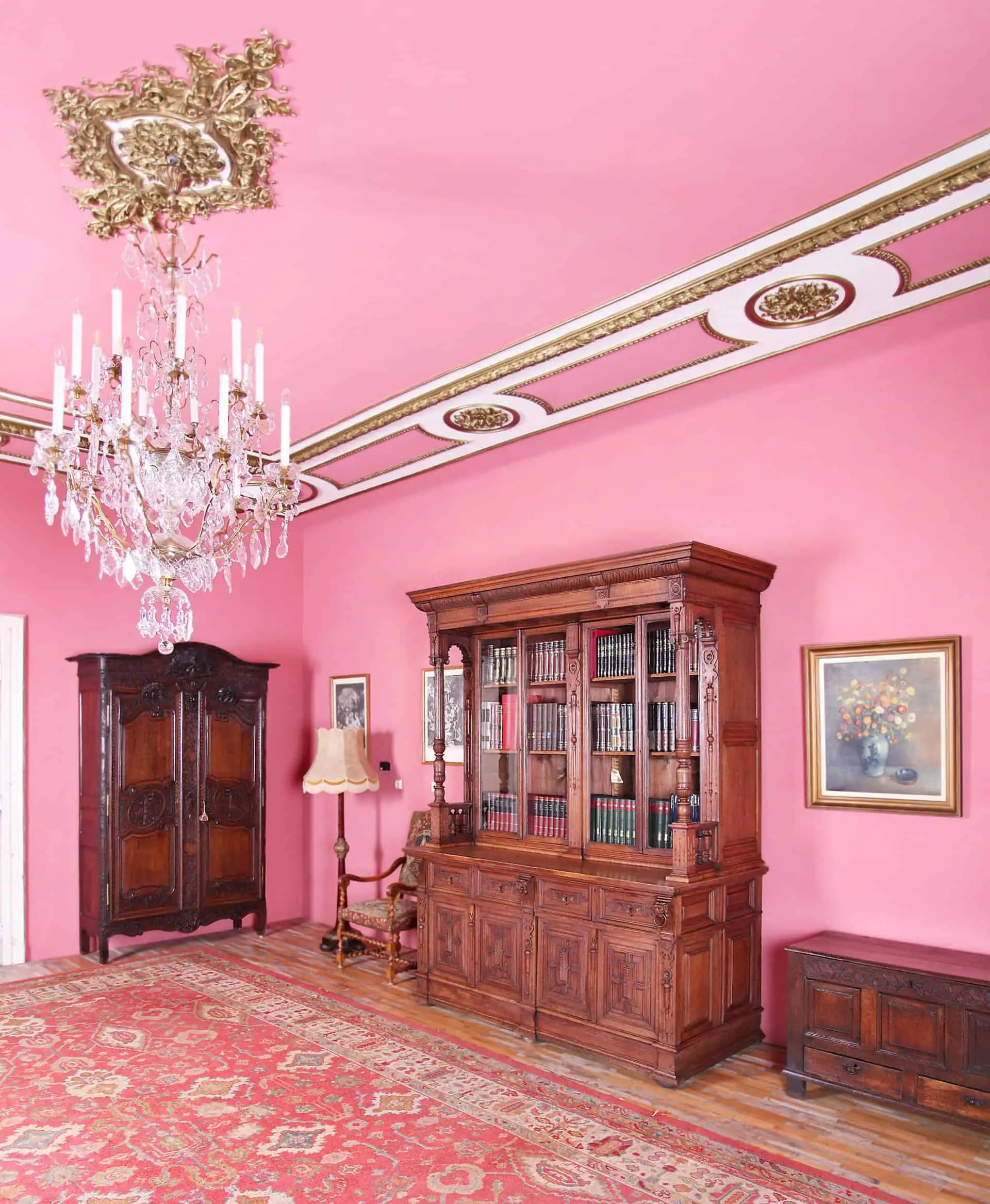 Vysoká zámecká knihovna z 19. století