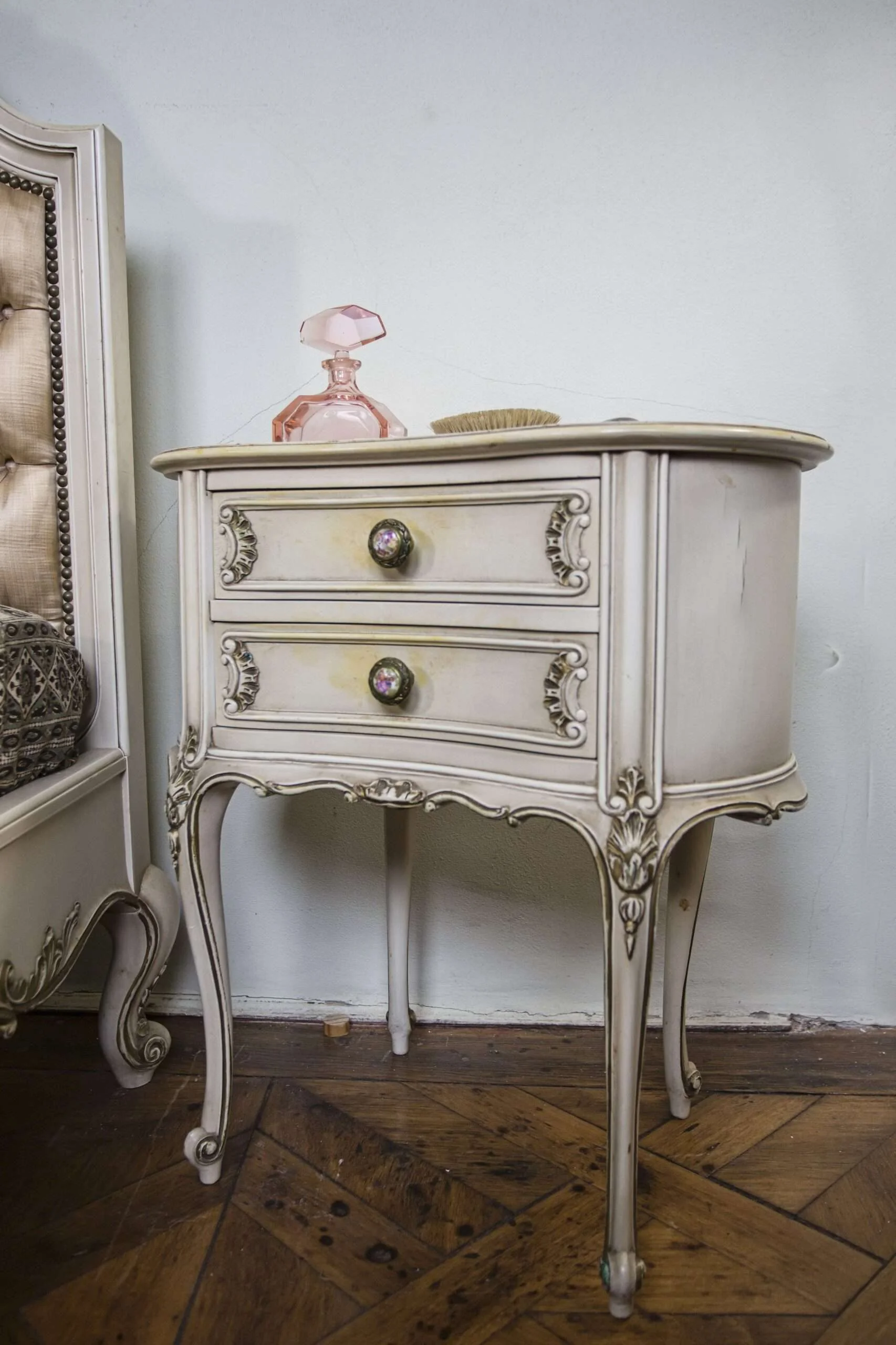 Párové bílé noční stolky