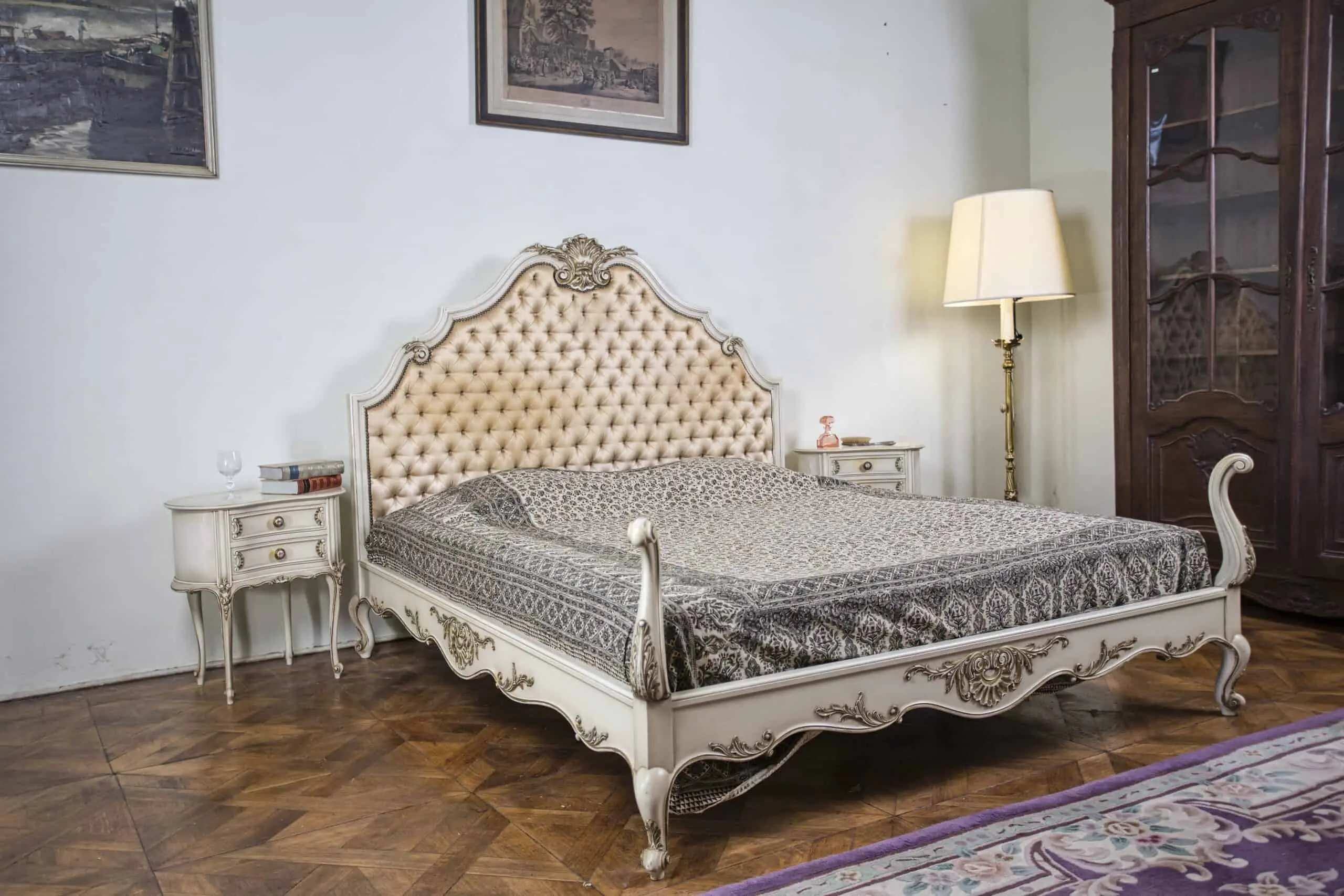 Párové bílé noční stolky