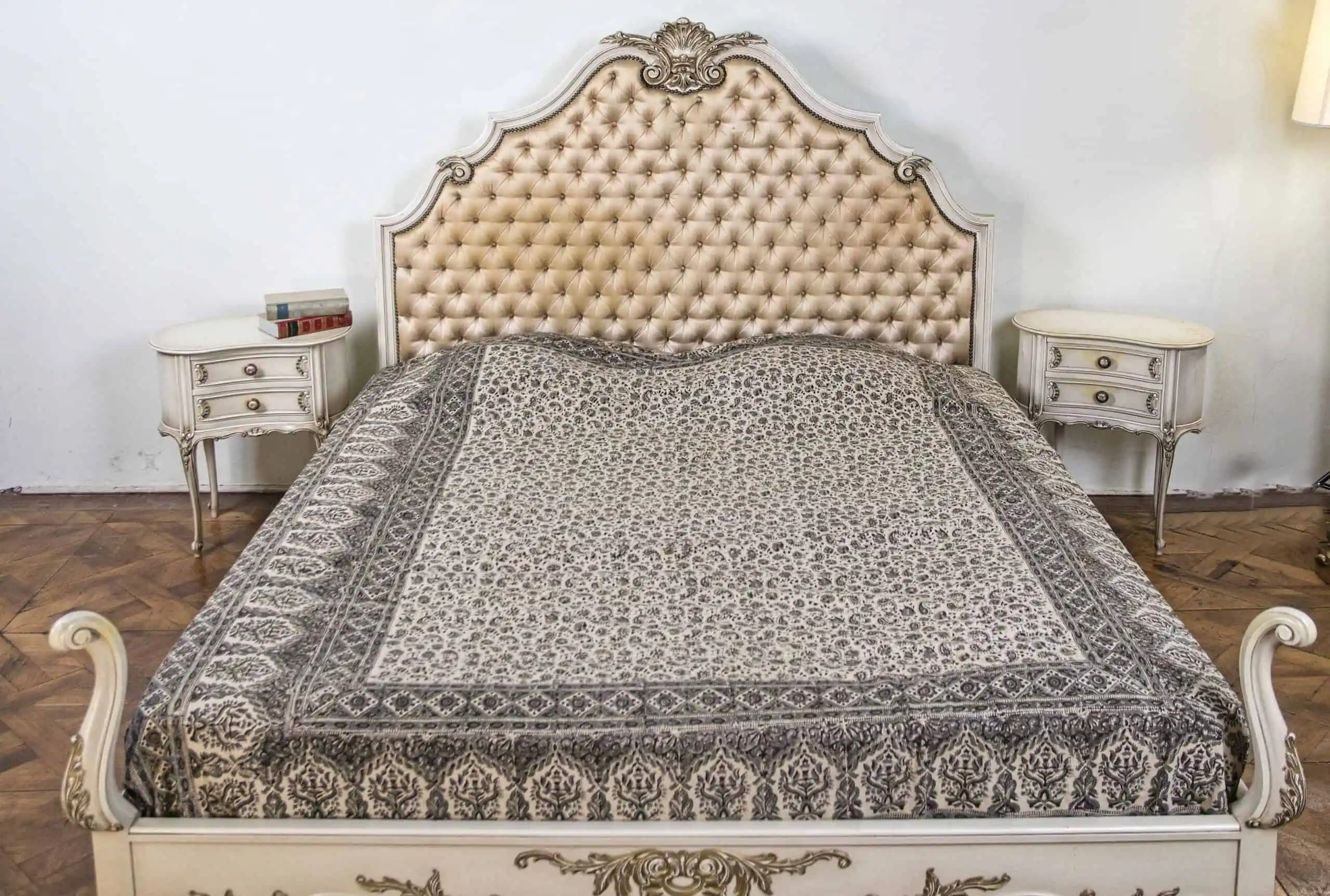 Párové bílé noční stolky