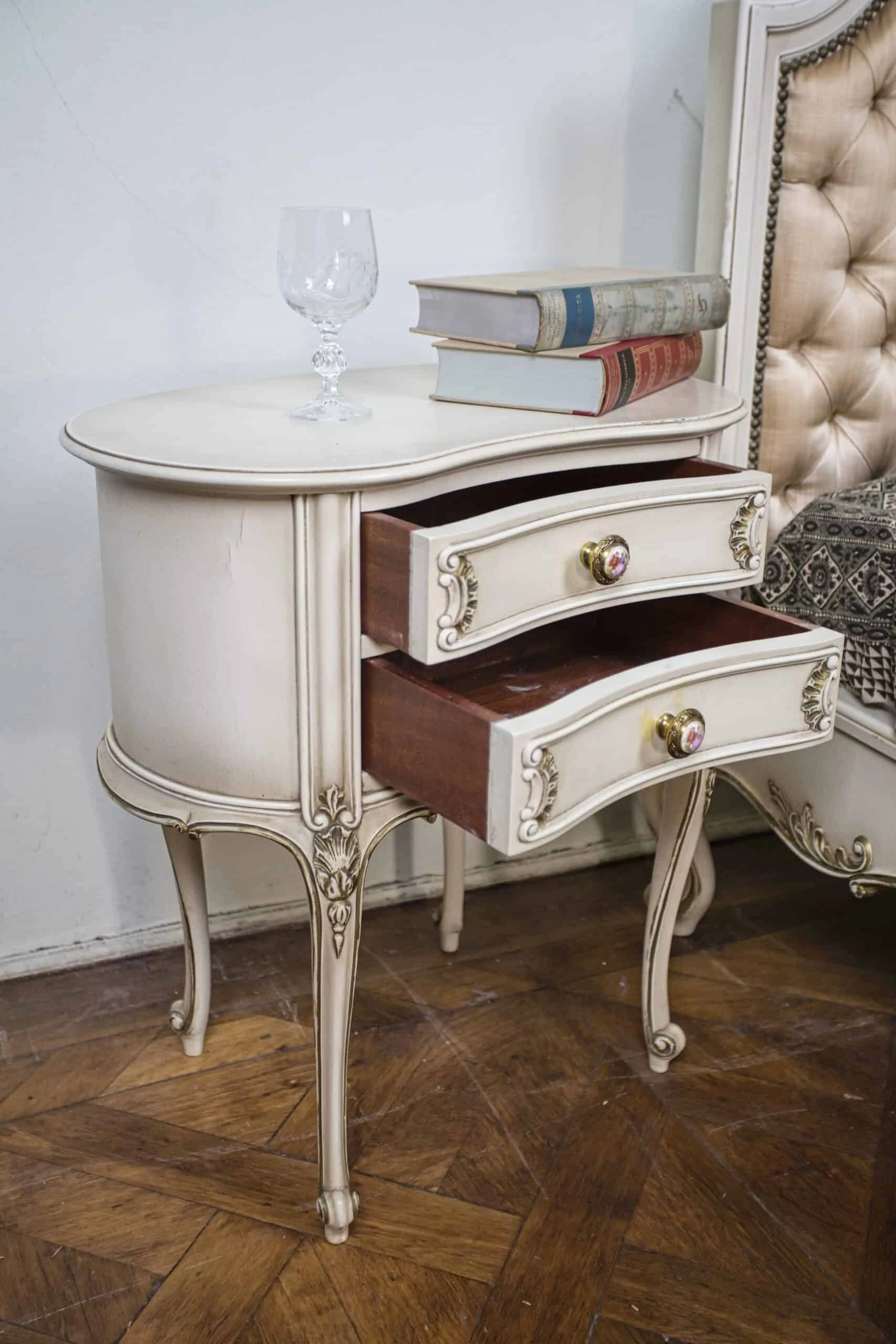 Párové bílé noční stolky