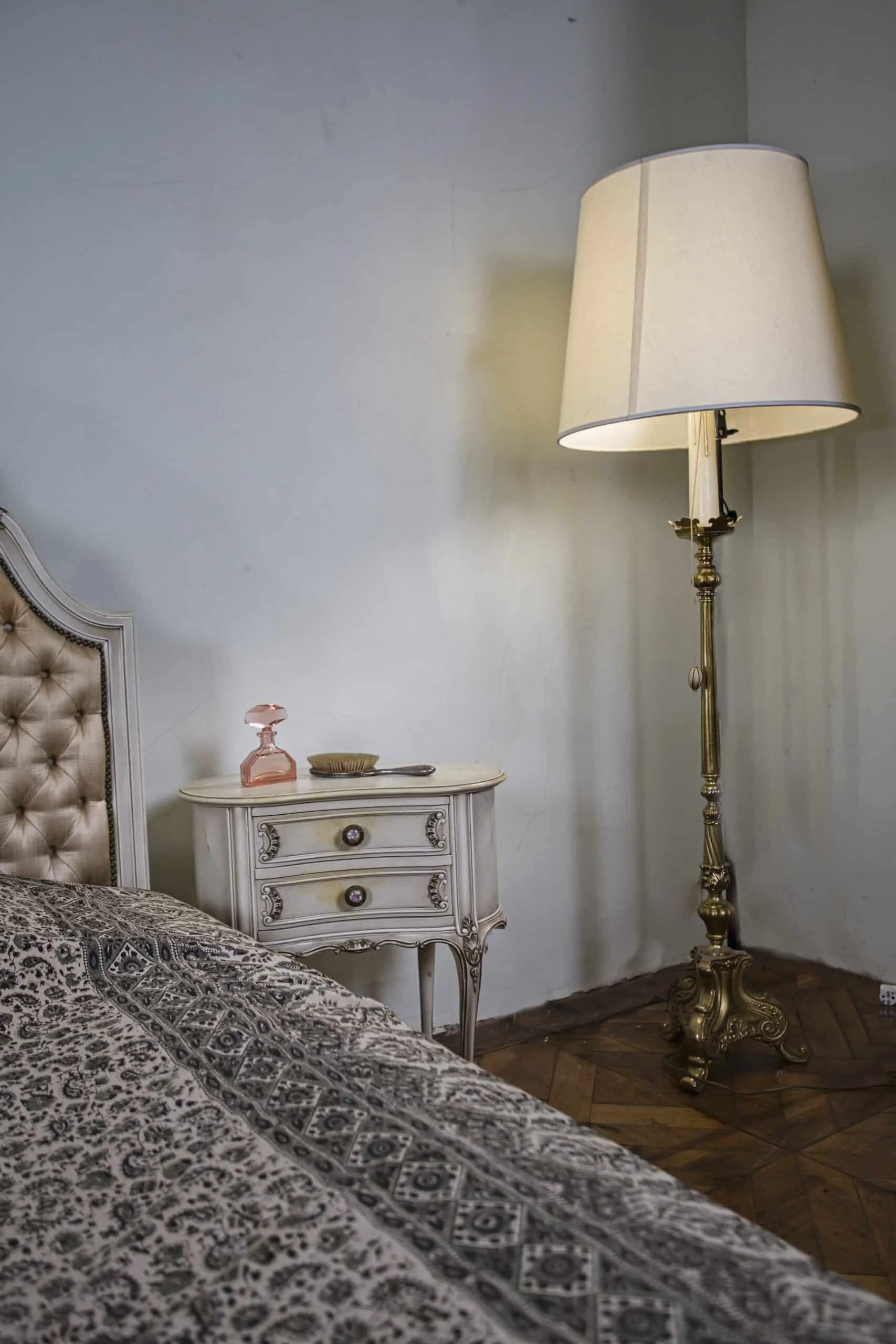 Párové bílé noční stolky