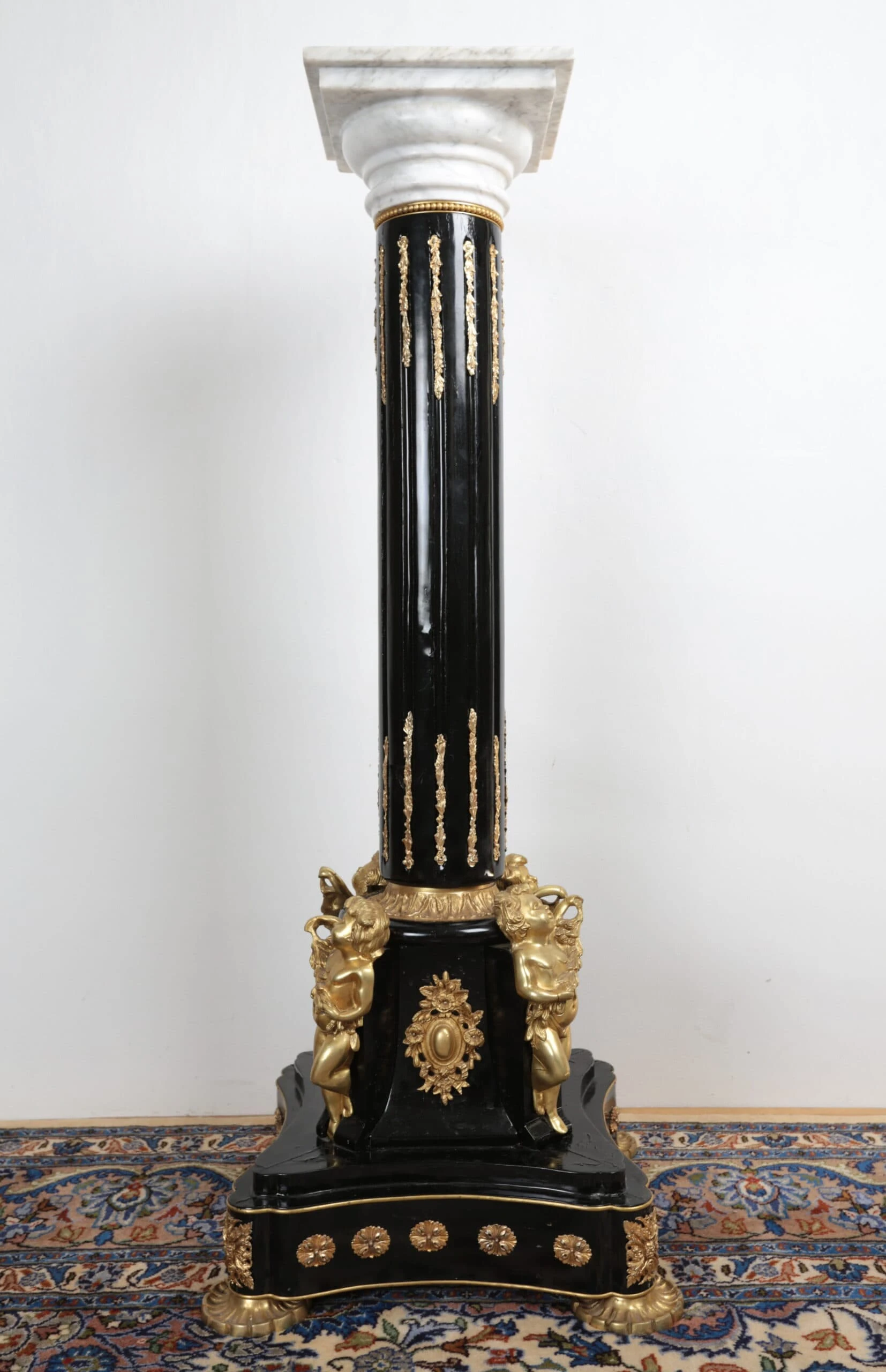 Zámecký / palácový podstavec s Putti