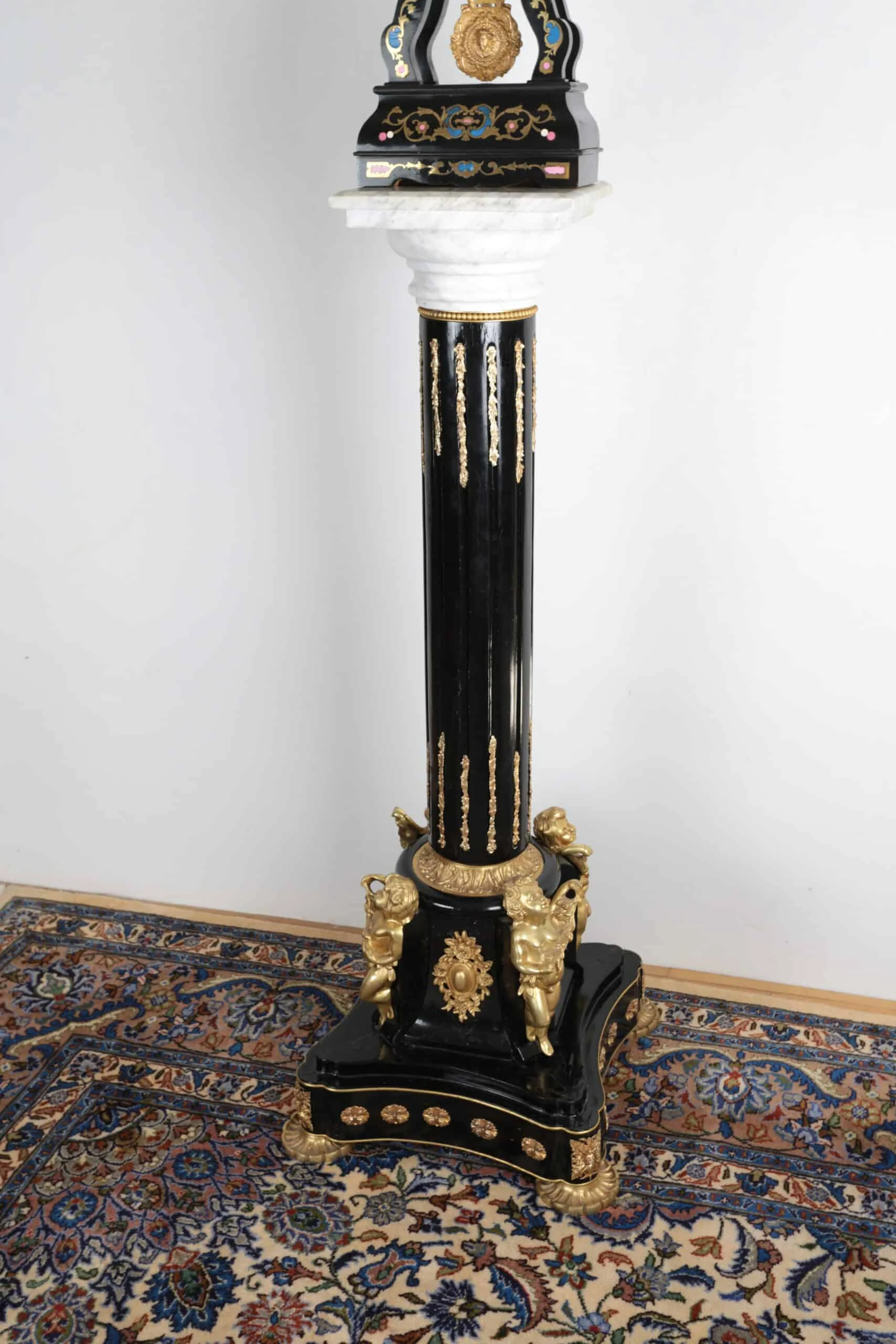 Zámecký / palácový podstavec s Putti