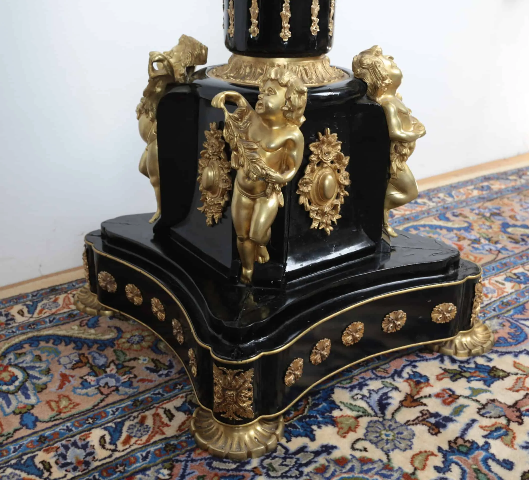 Zámecký / palácový podstavec s Putti