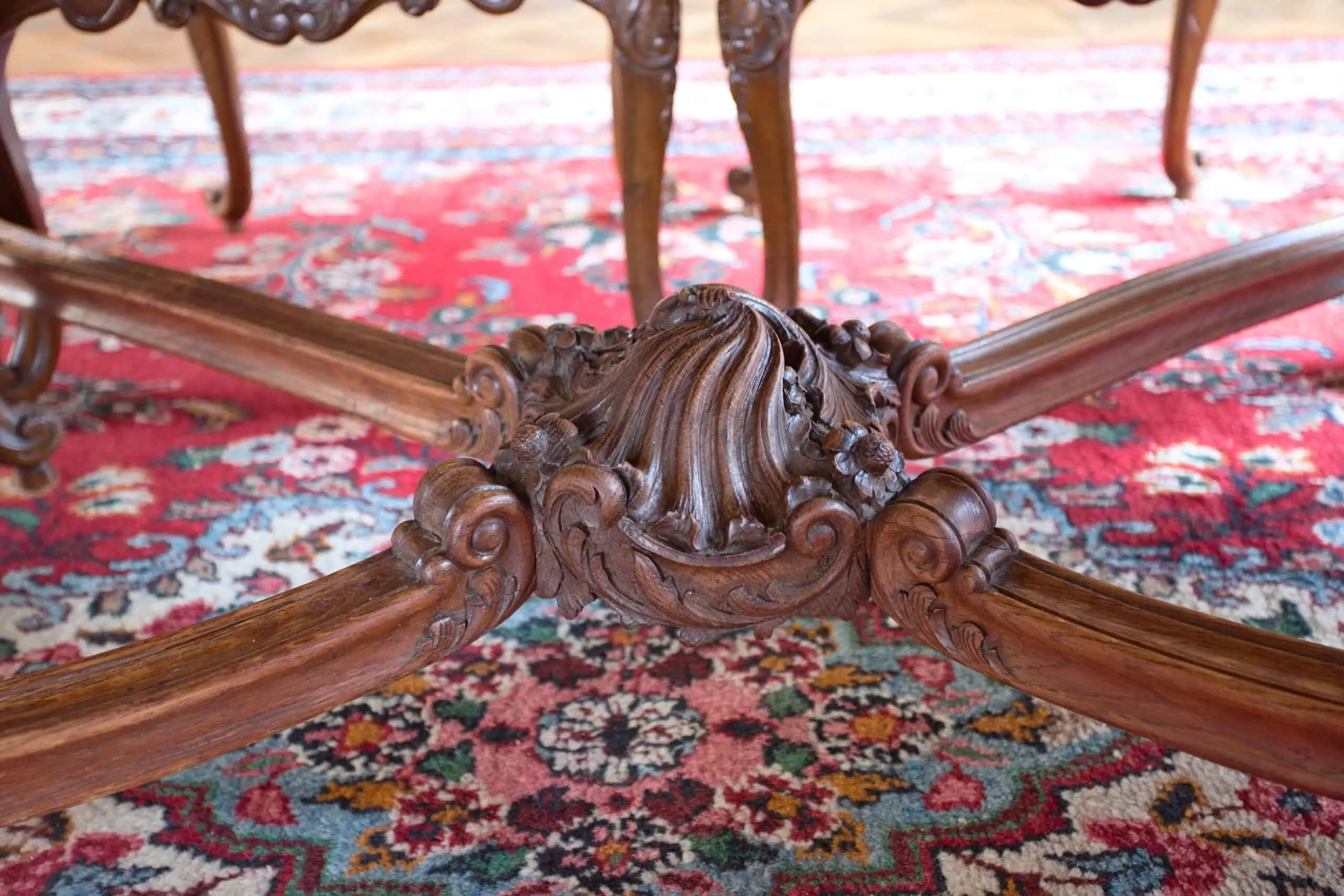 Rokokový jídelní stůl z masivního dubu, rozkládací