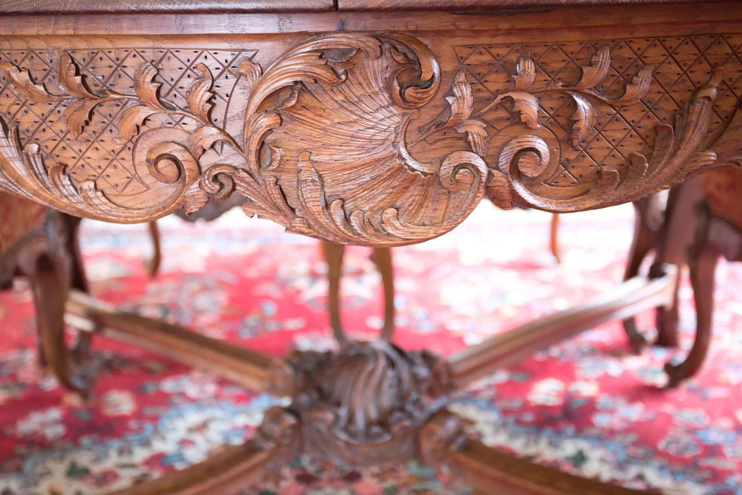 Rokokový jídelní stůl z masivního dubu, rozkládací