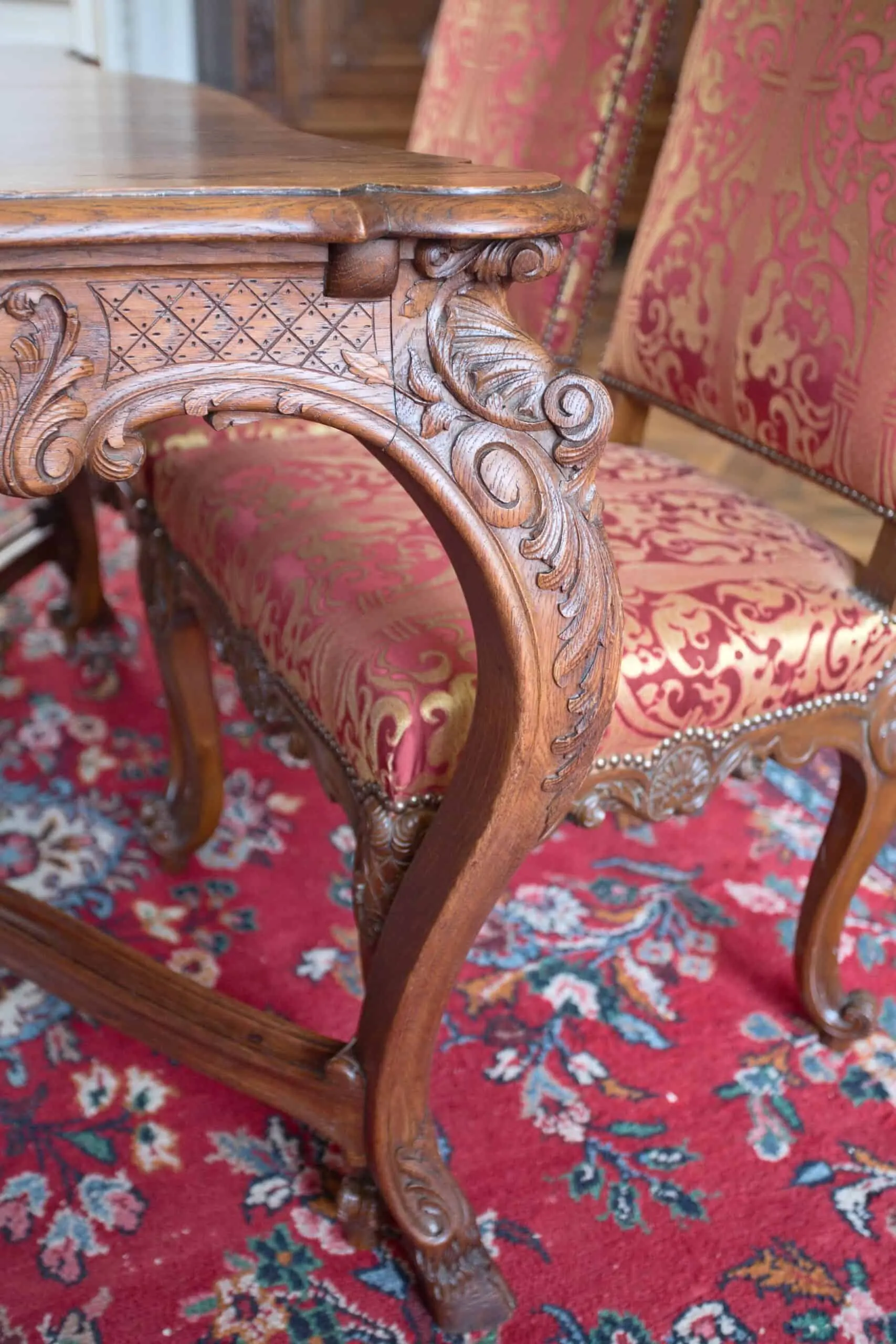 Rokokový jídelní stůl z masivního dubu, rozkládací