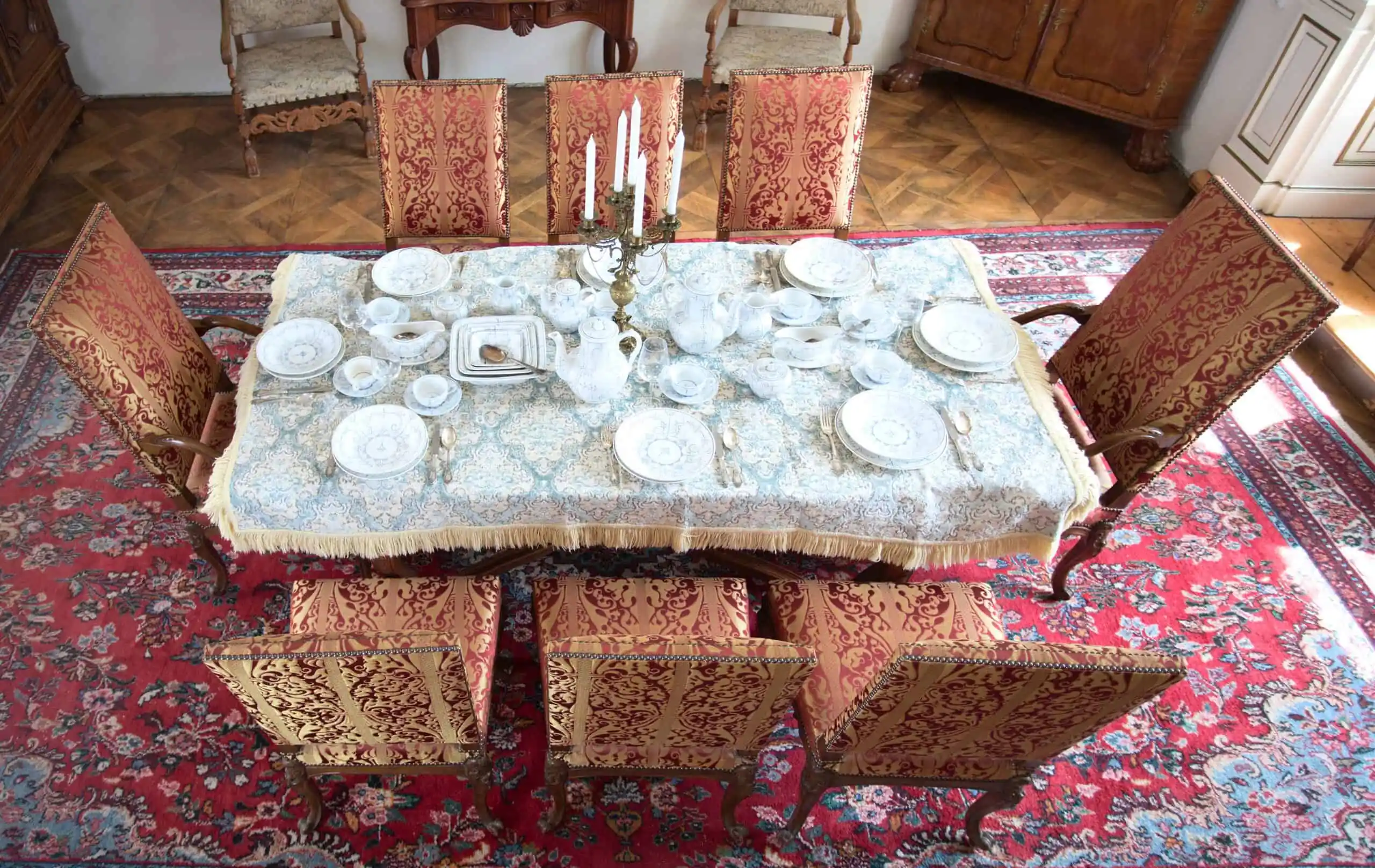 Rokokový jídelní stůl z masivního dubu, rozkládací