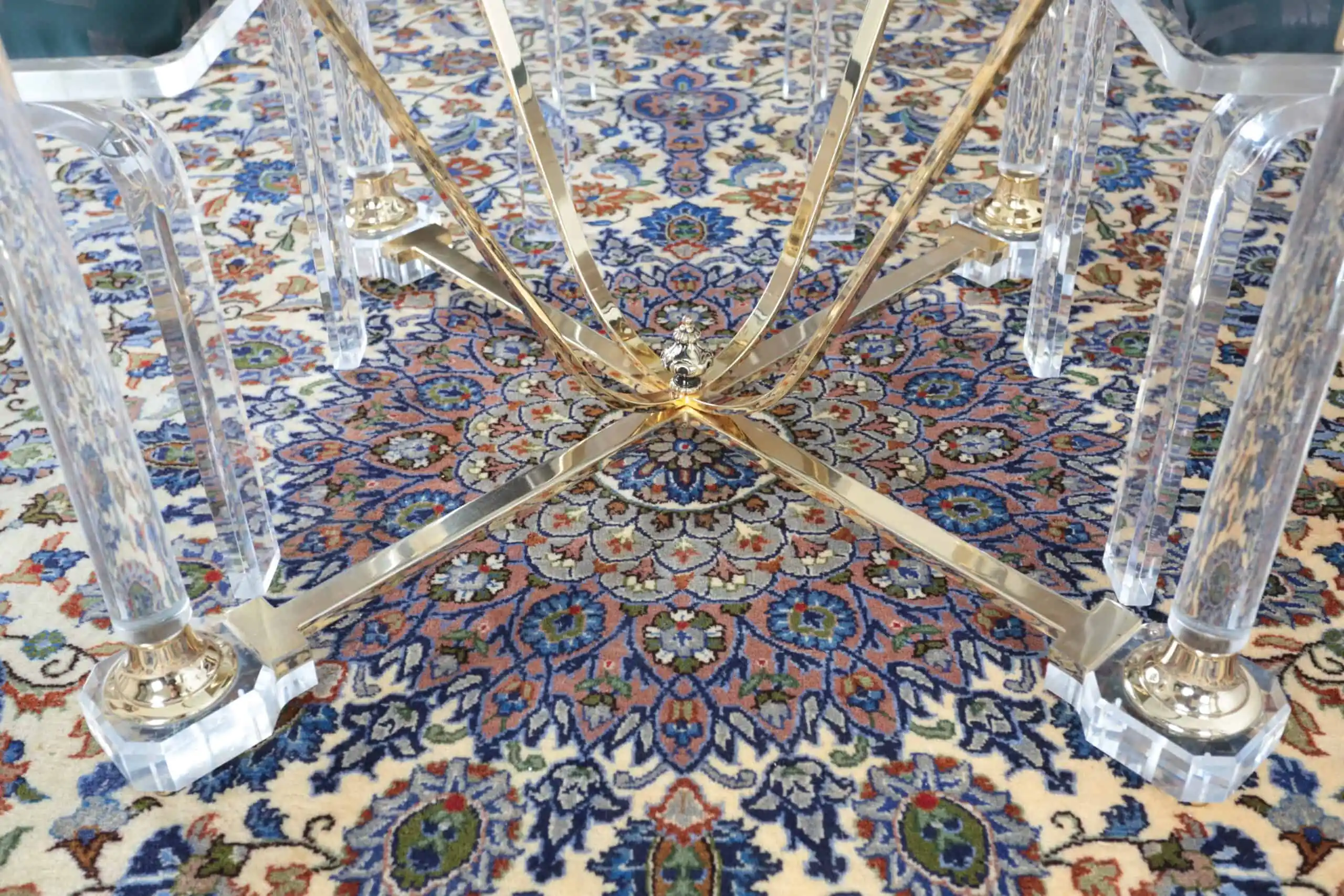 Komplet moderního kulatého stolu a 4 židle