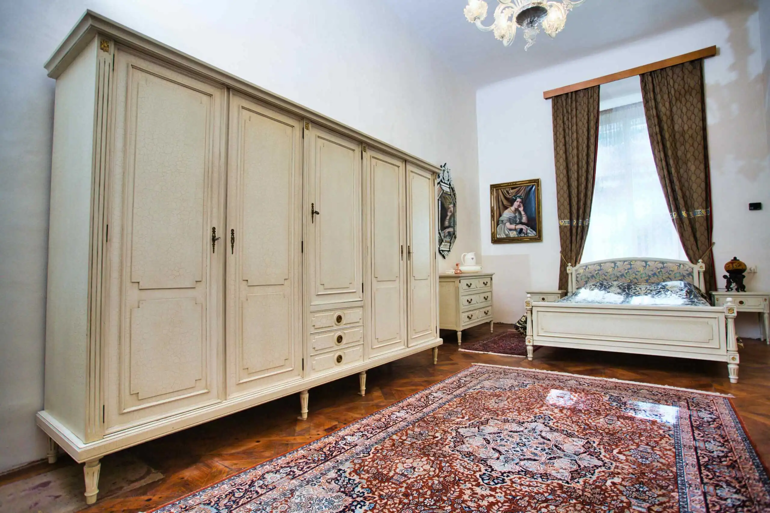 Romantická ložnice bílá krakelura