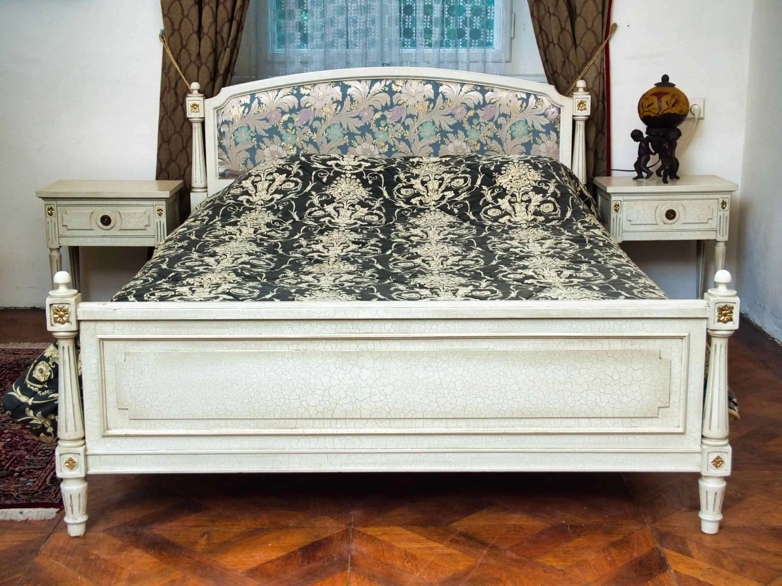 Romantická ložnice bílá krakelura