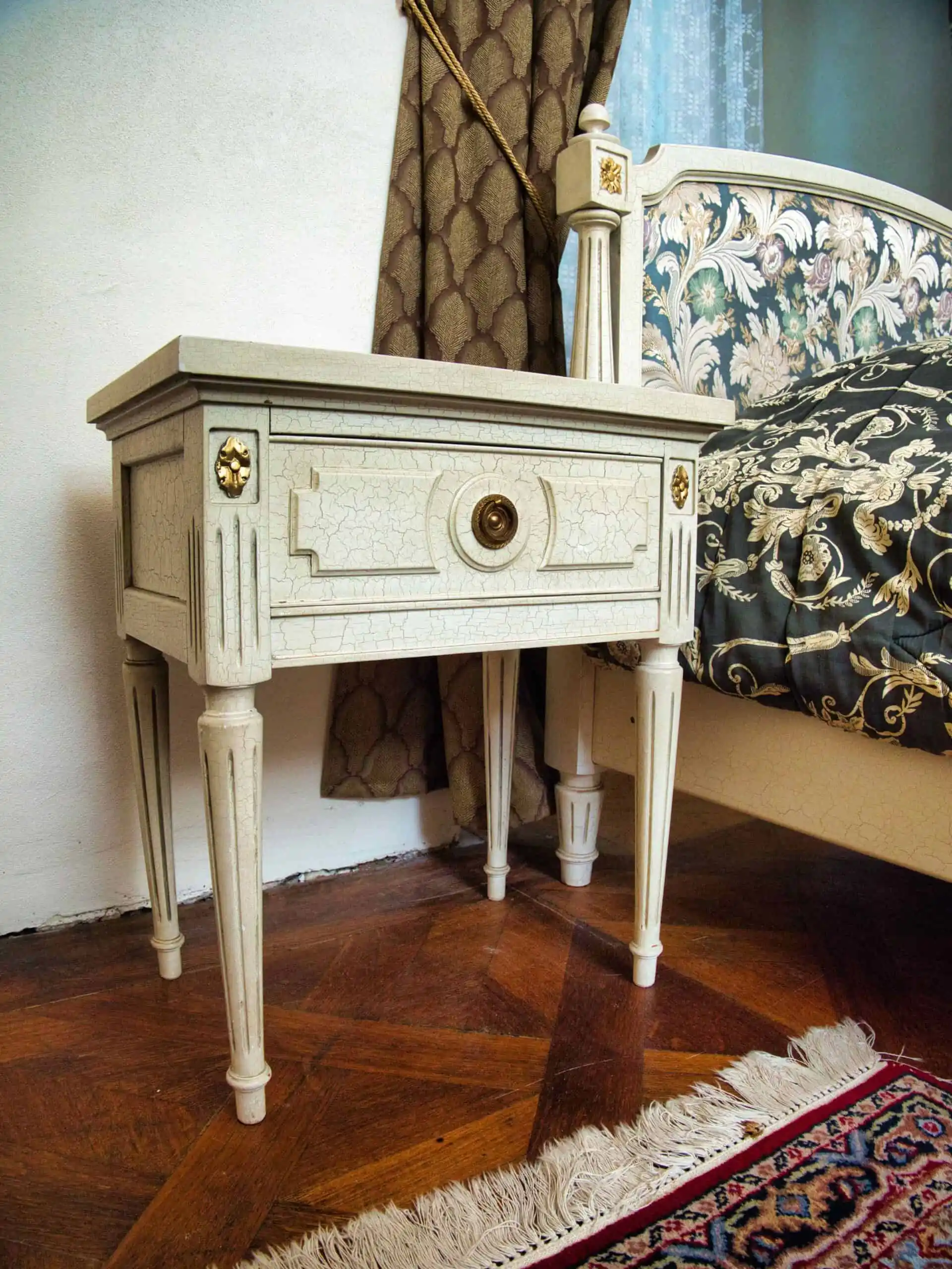 Romantická ložnice bílá krakelura