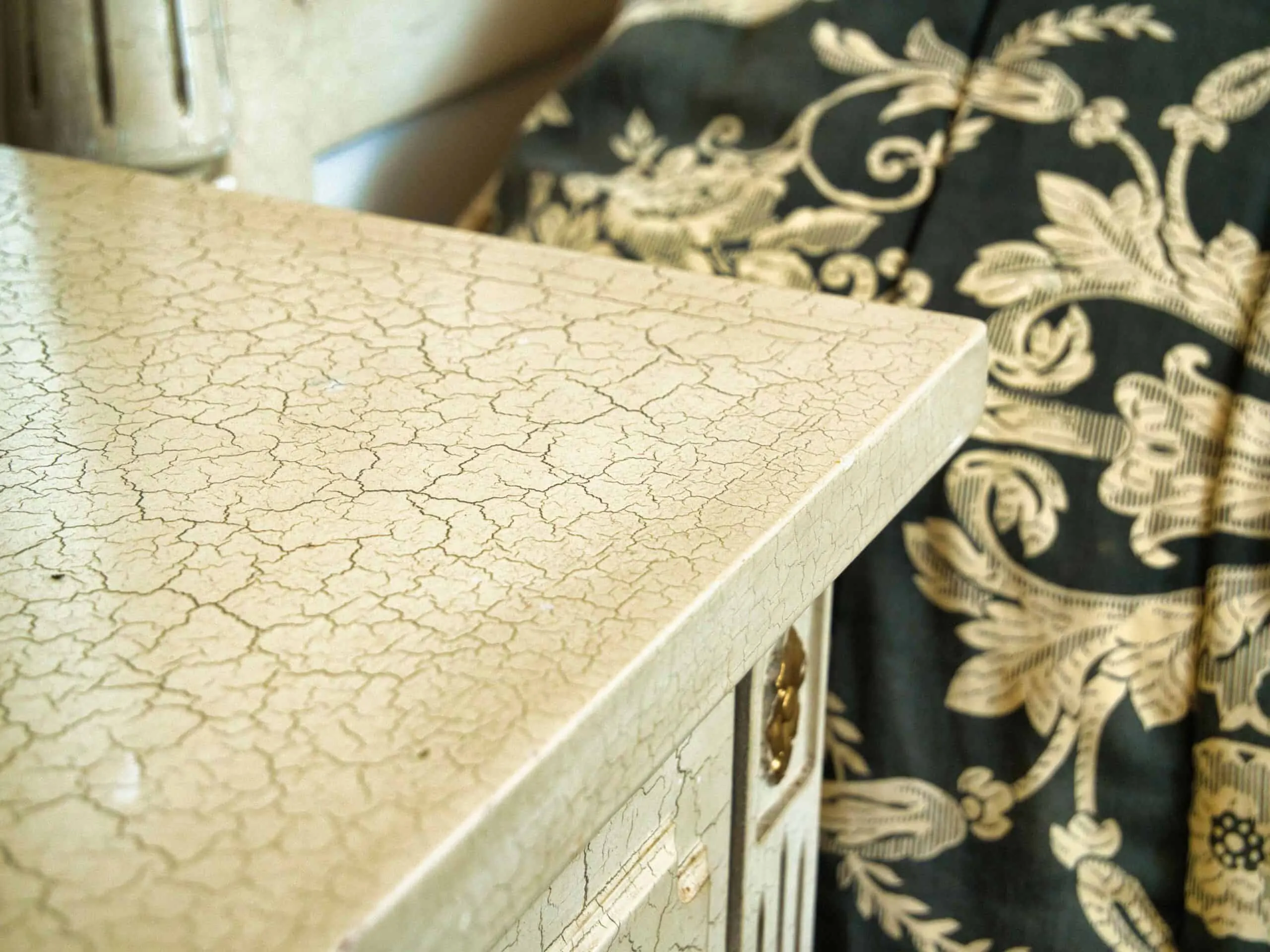 Romantická ložnice bílá krakelura