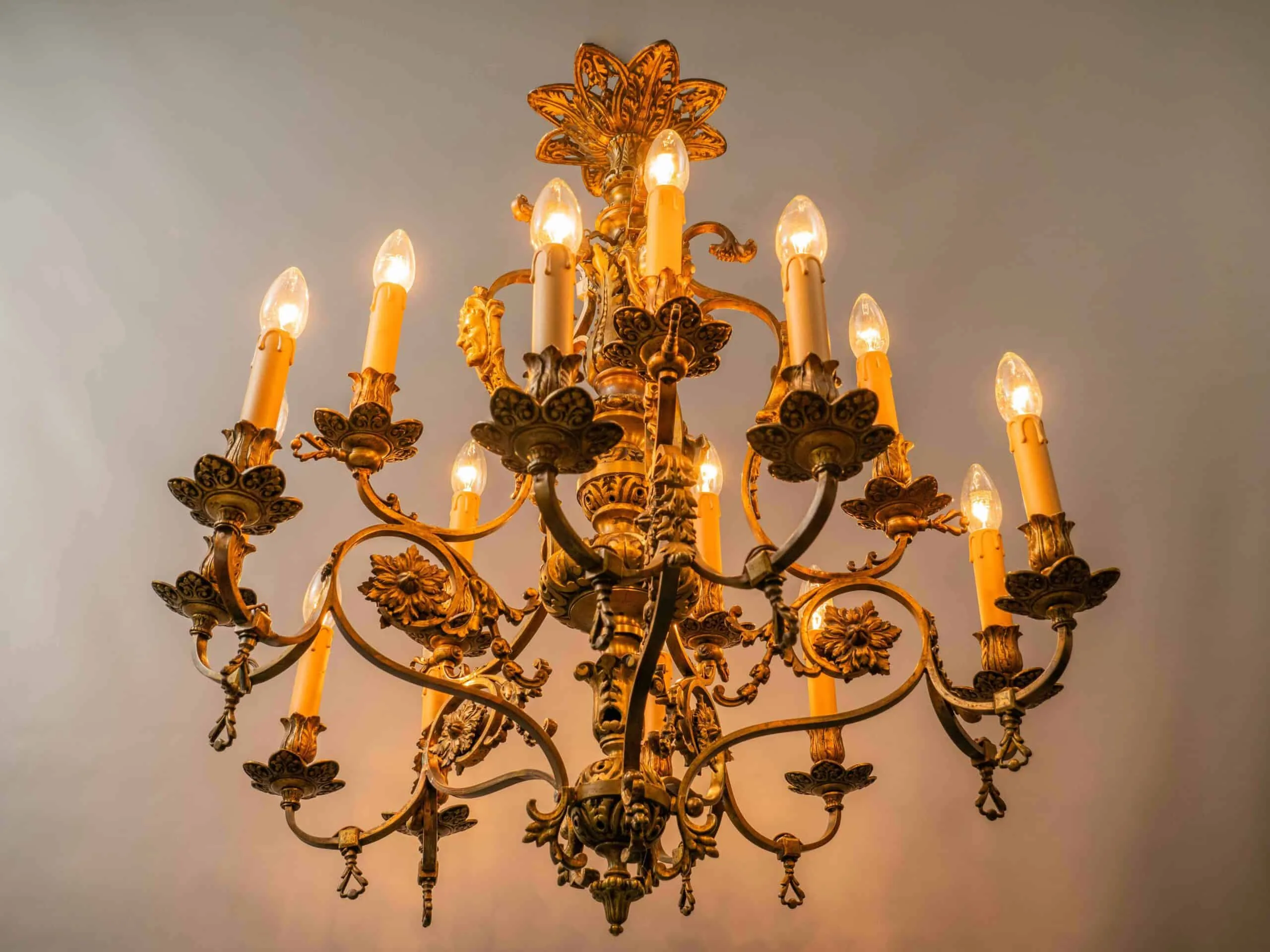 Starožitný lustr na 15 žárovek