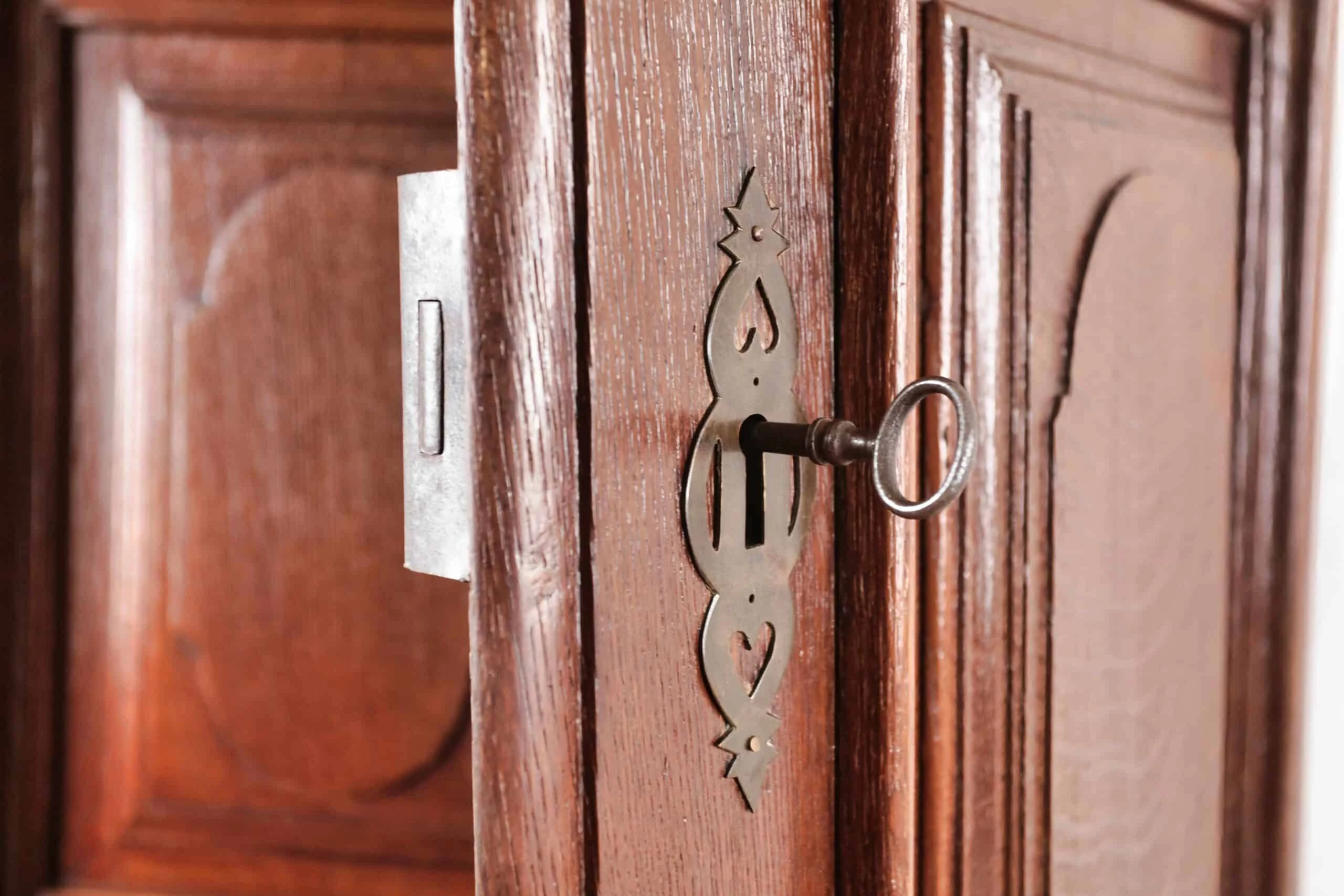 Starožitné dubové dveře z 18. století