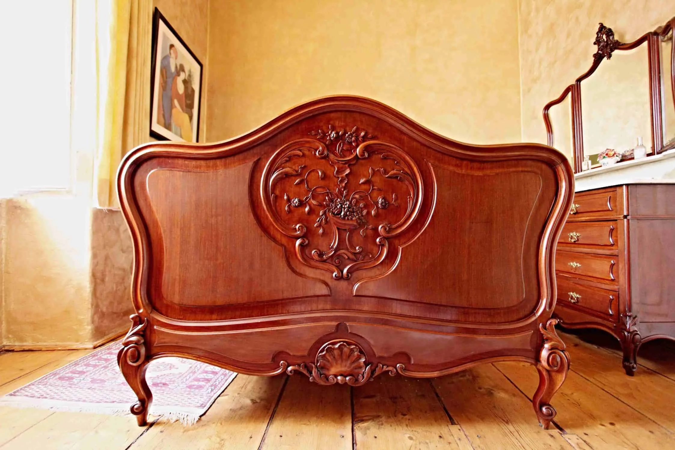 Bohatě řezbovaná zámecká ložnice. Mahagon. Mramor