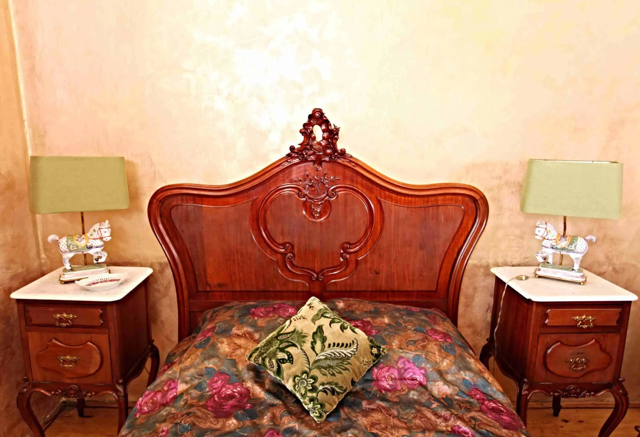 Bohatě řezbovaná zámecká ložnice. Mahagon. Mramor