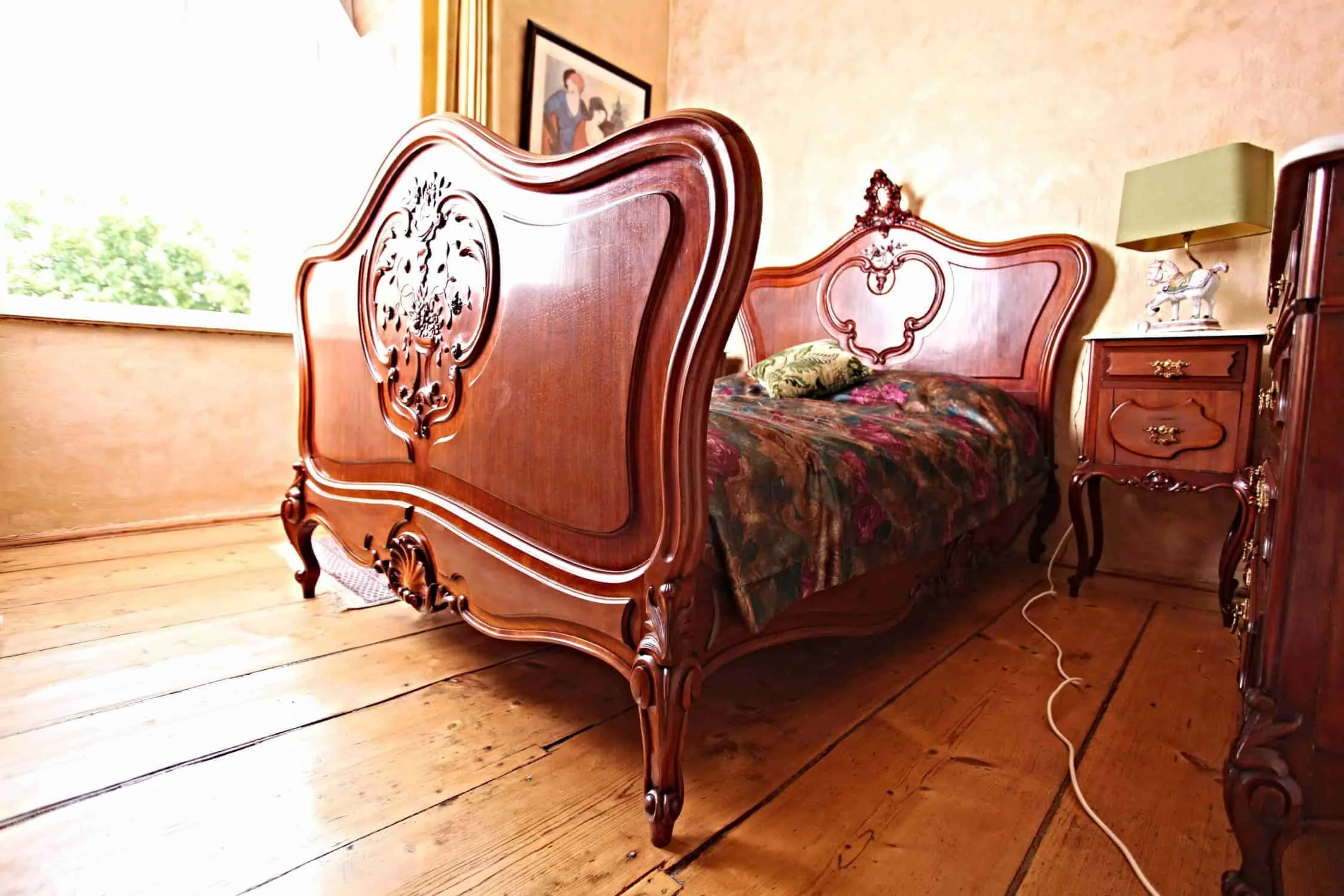 Bohatě řezbovaná zámecká ložnice. Mahagon. Mramor