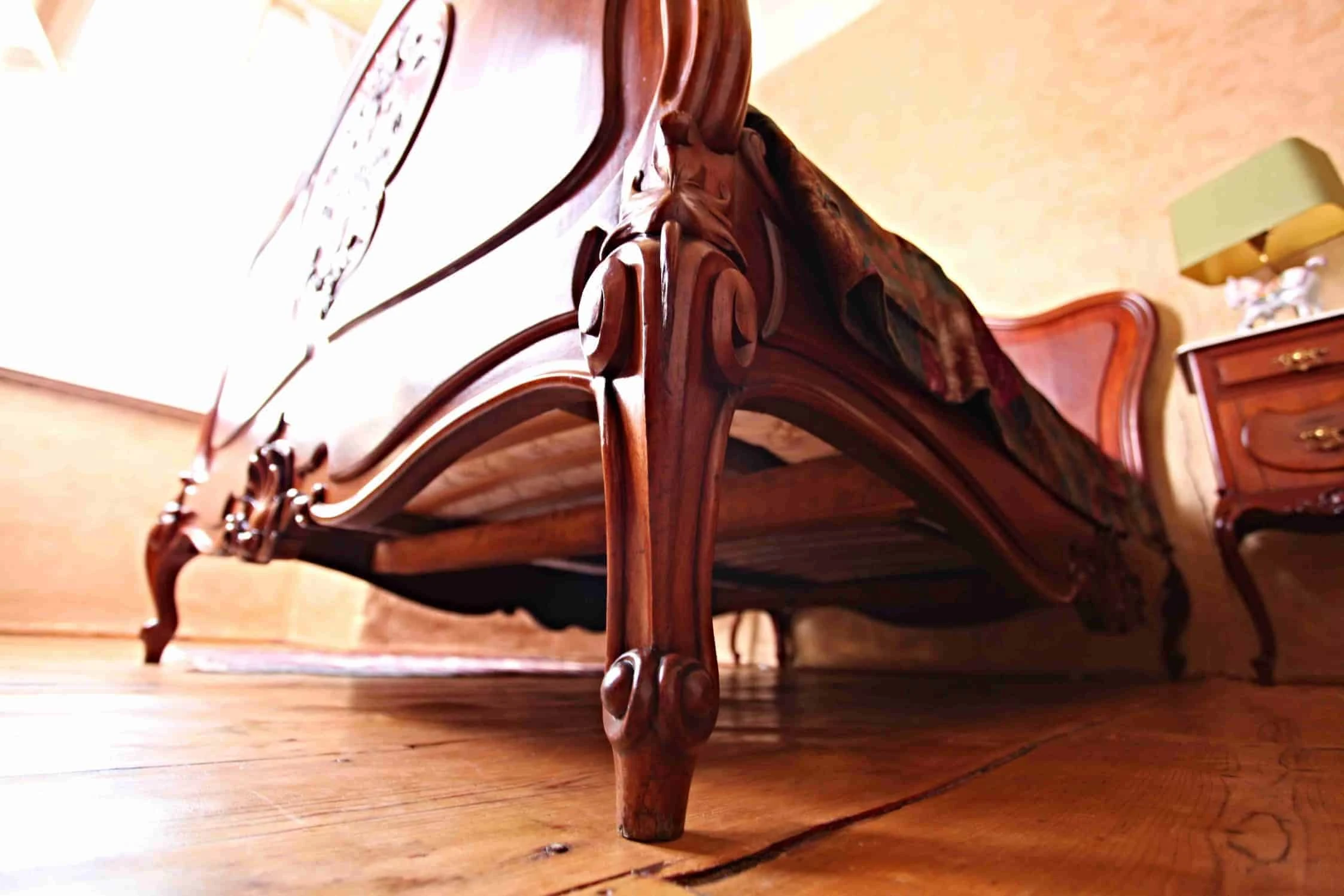 Bohatě řezbovaná zámecká ložnice. Mahagon. Mramor