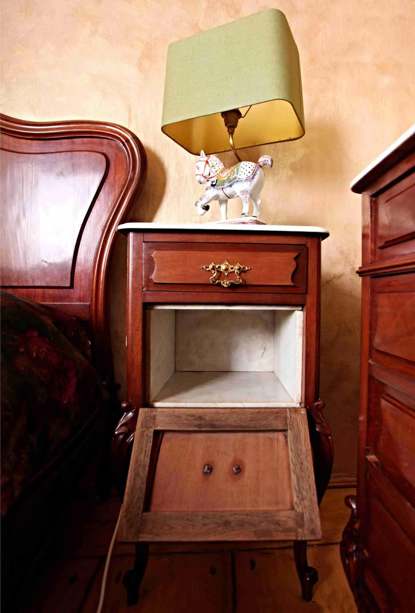 Bohatě řezbovaná zámecká ložnice. Mahagon. Mramor