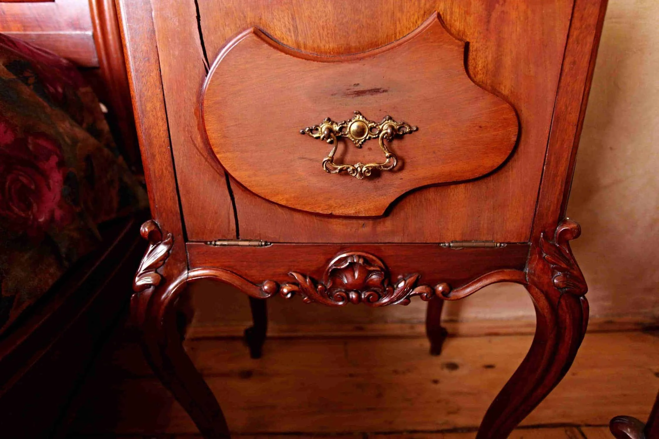 Bohatě řezbovaná zámecká ložnice. Mahagon. Mramor