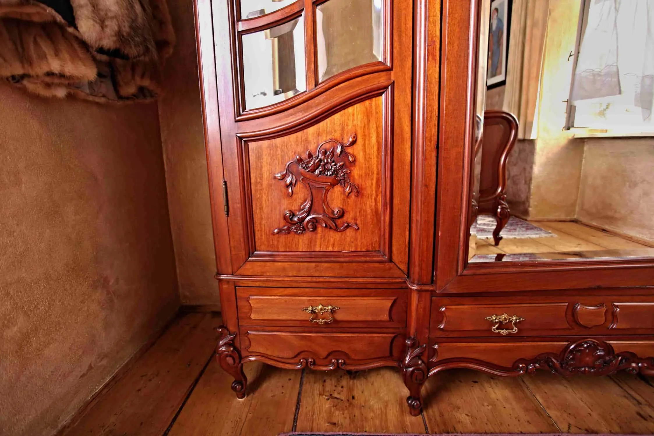 Bohatě řezbovaná zámecká ložnice. Mahagon. Mramor