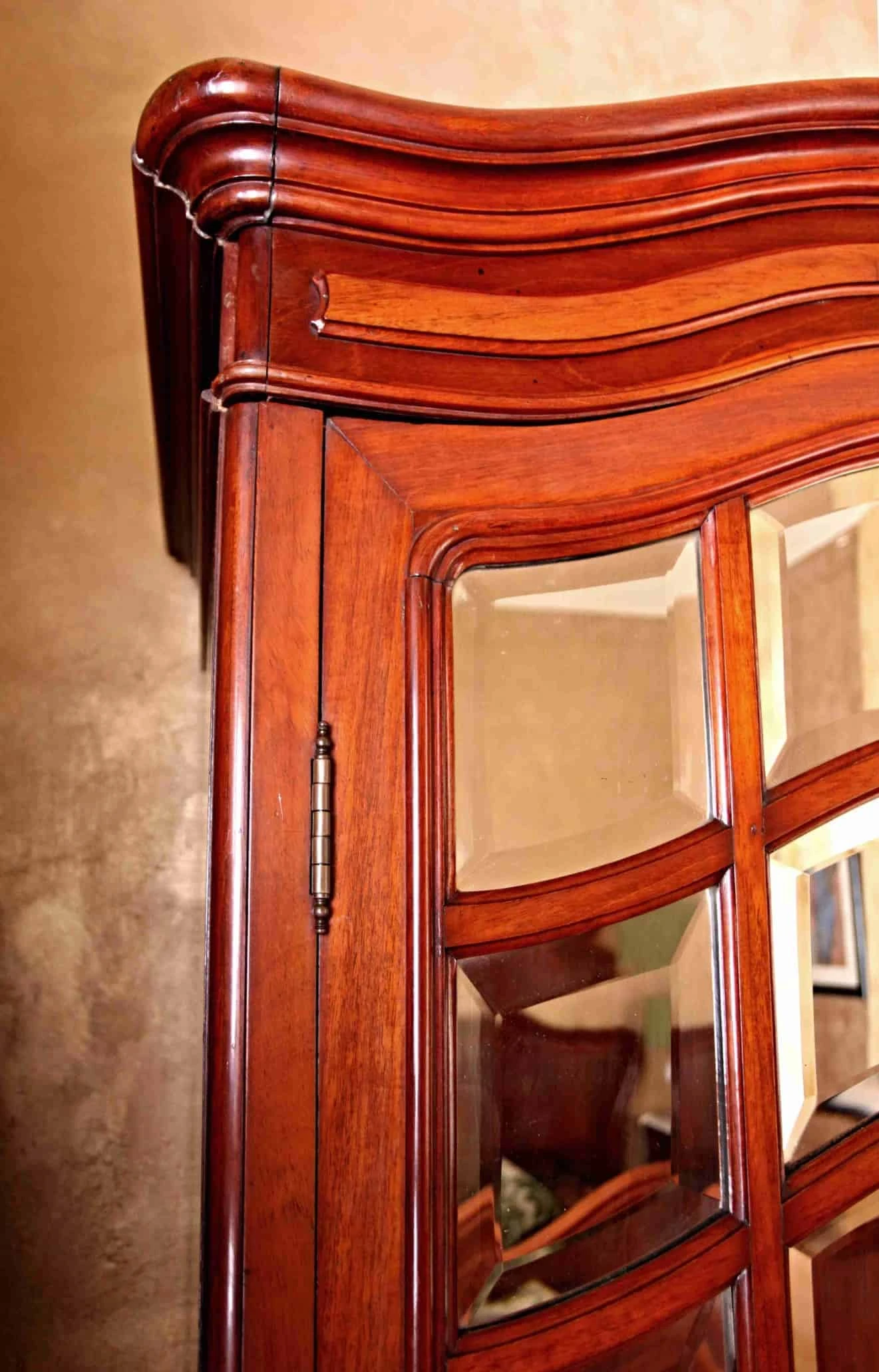 Bohatě řezbovaná zámecká ložnice. Mahagon. Mramor