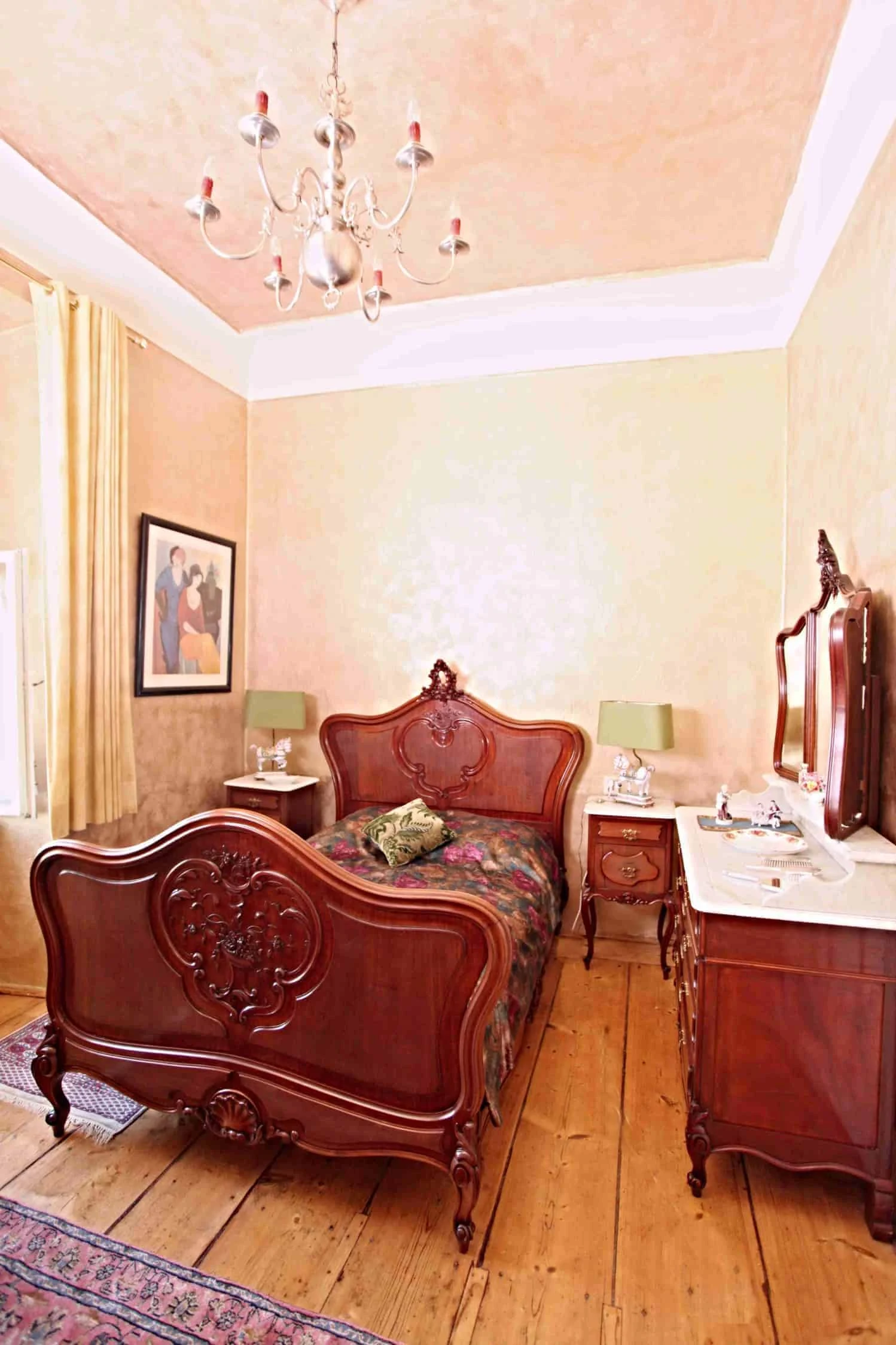 Bohatě řezbovaná zámecká ložnice. Mahagon. Mramor