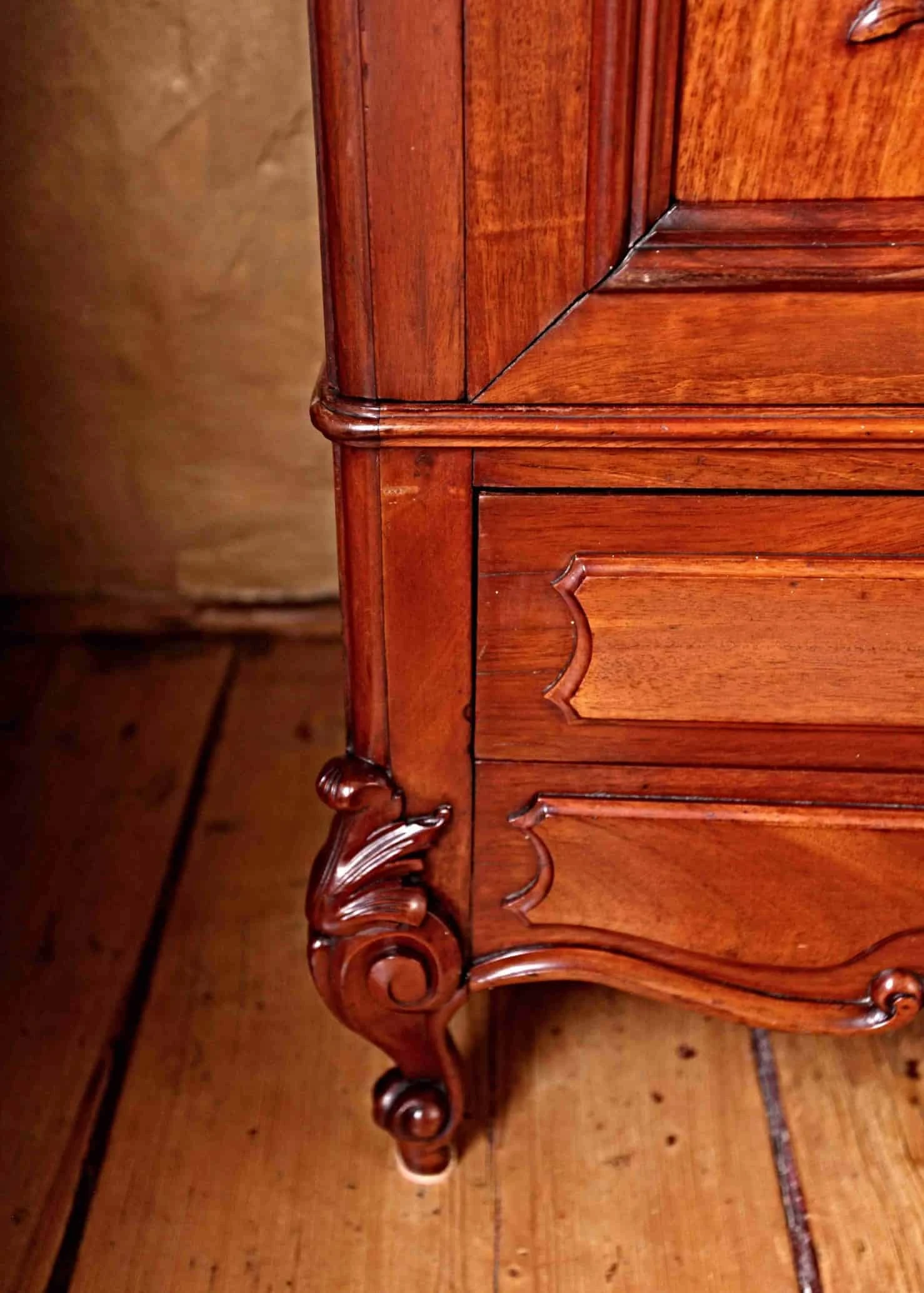 Bohatě řezbovaná zámecká ložnice. Mahagon. Mramor