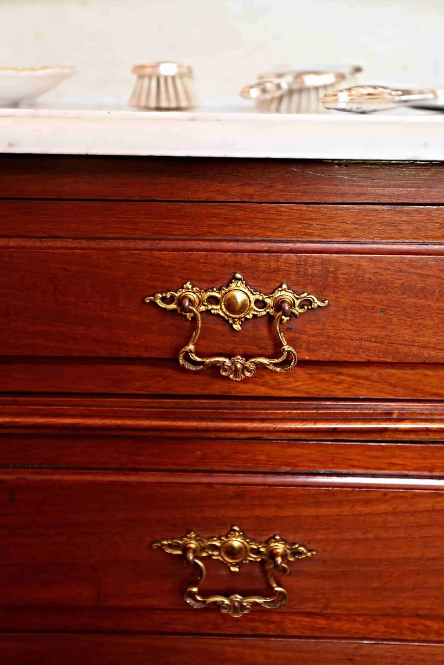 Bohatě řezbovaná zámecká ložnice. Mahagon. Mramor