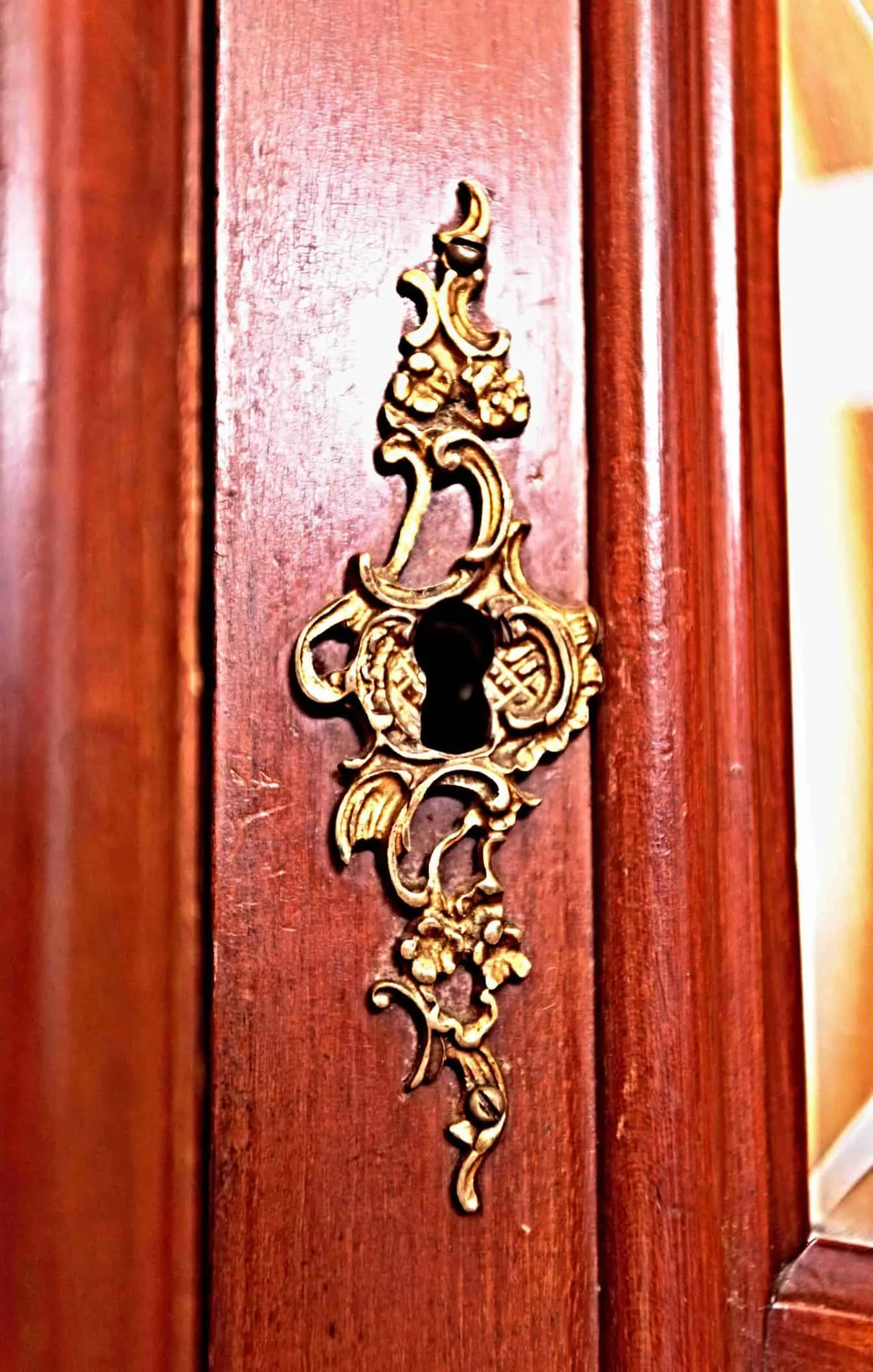 Bohatě řezbovaná zámecká ložnice. Mahagon. Mramor