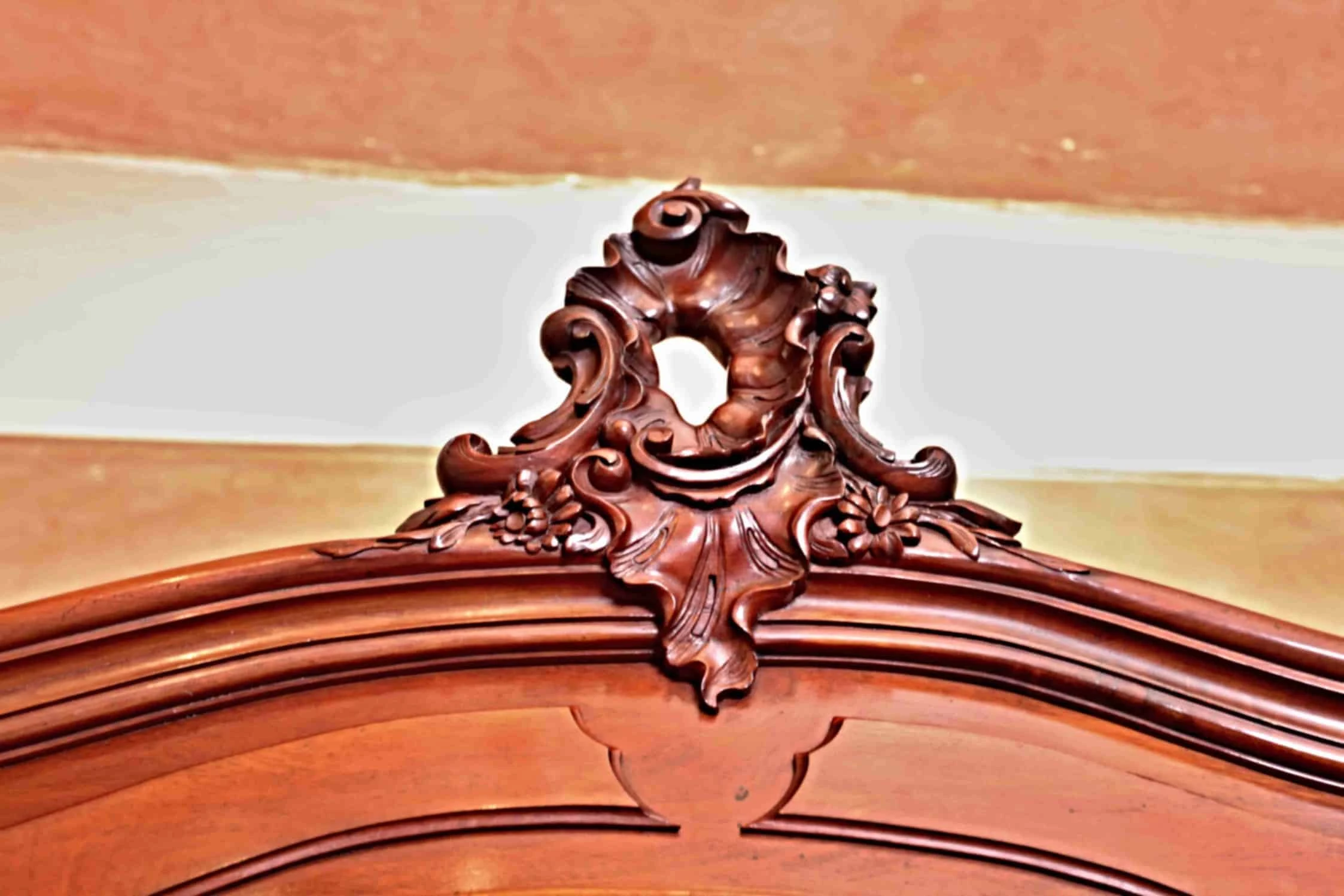 Bohatě řezbovaná zámecká ložnice. Mahagon. Mramor