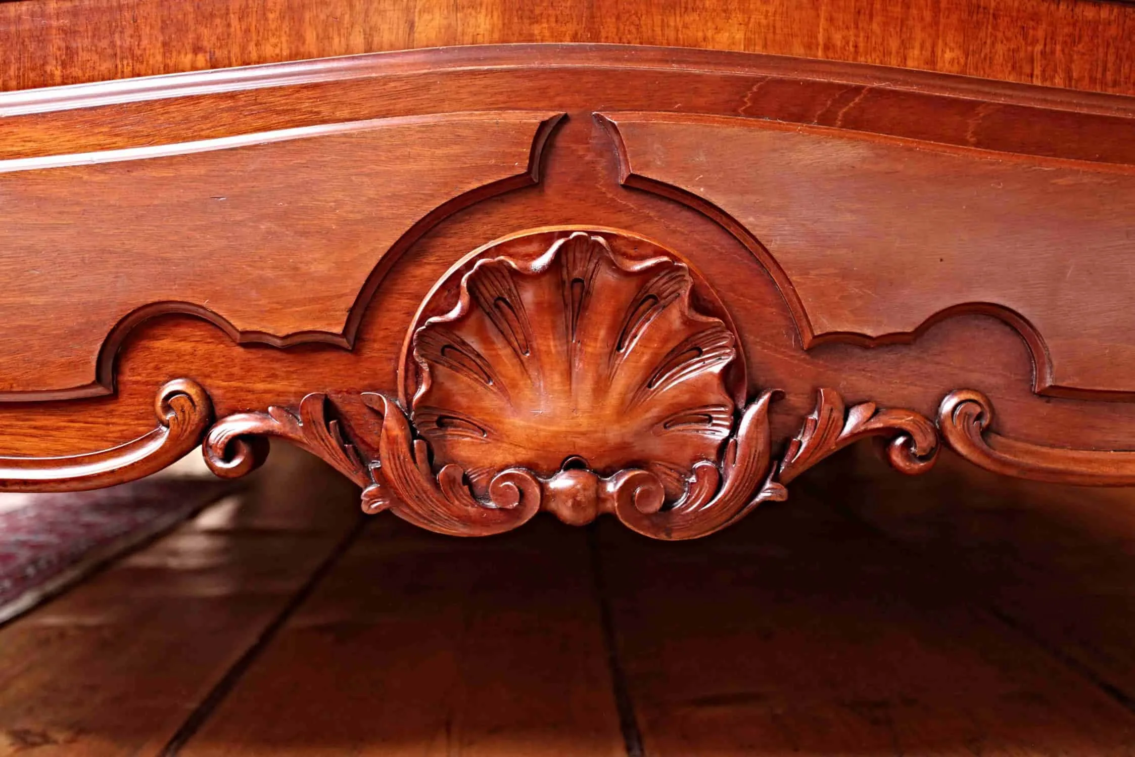 Bohatě řezbovaná zámecká ložnice. Mahagon. Mramor