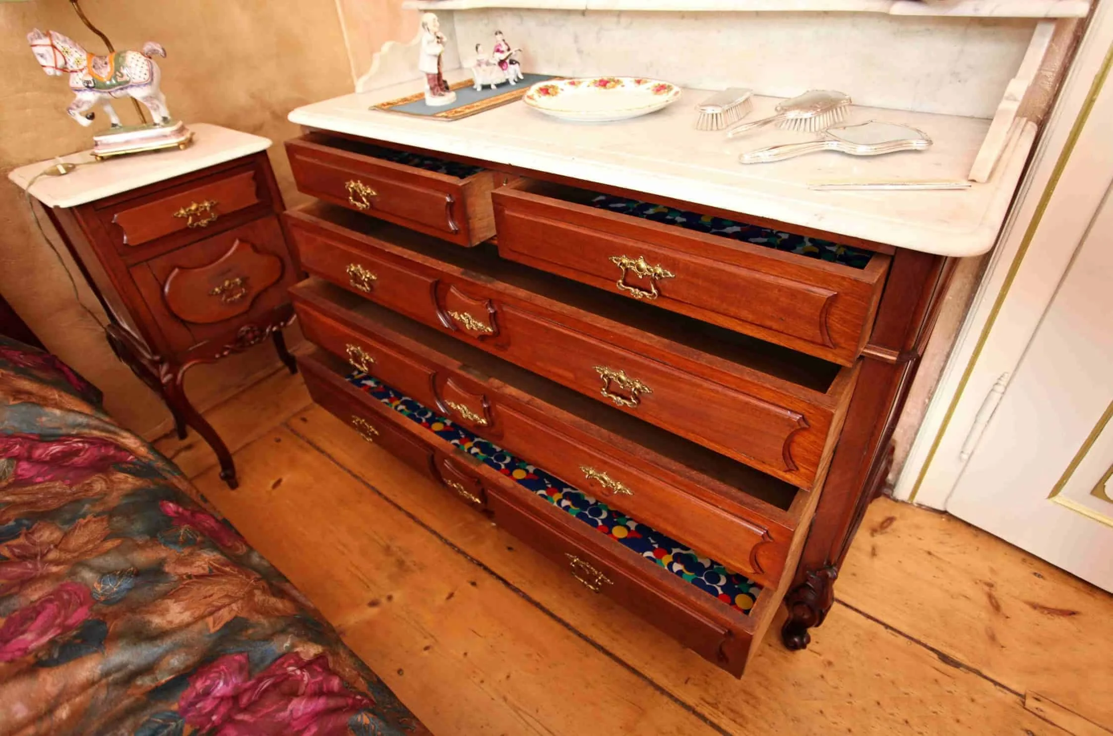 Bohatě řezbovaná zámecká ložnice. Mahagon. Mramor