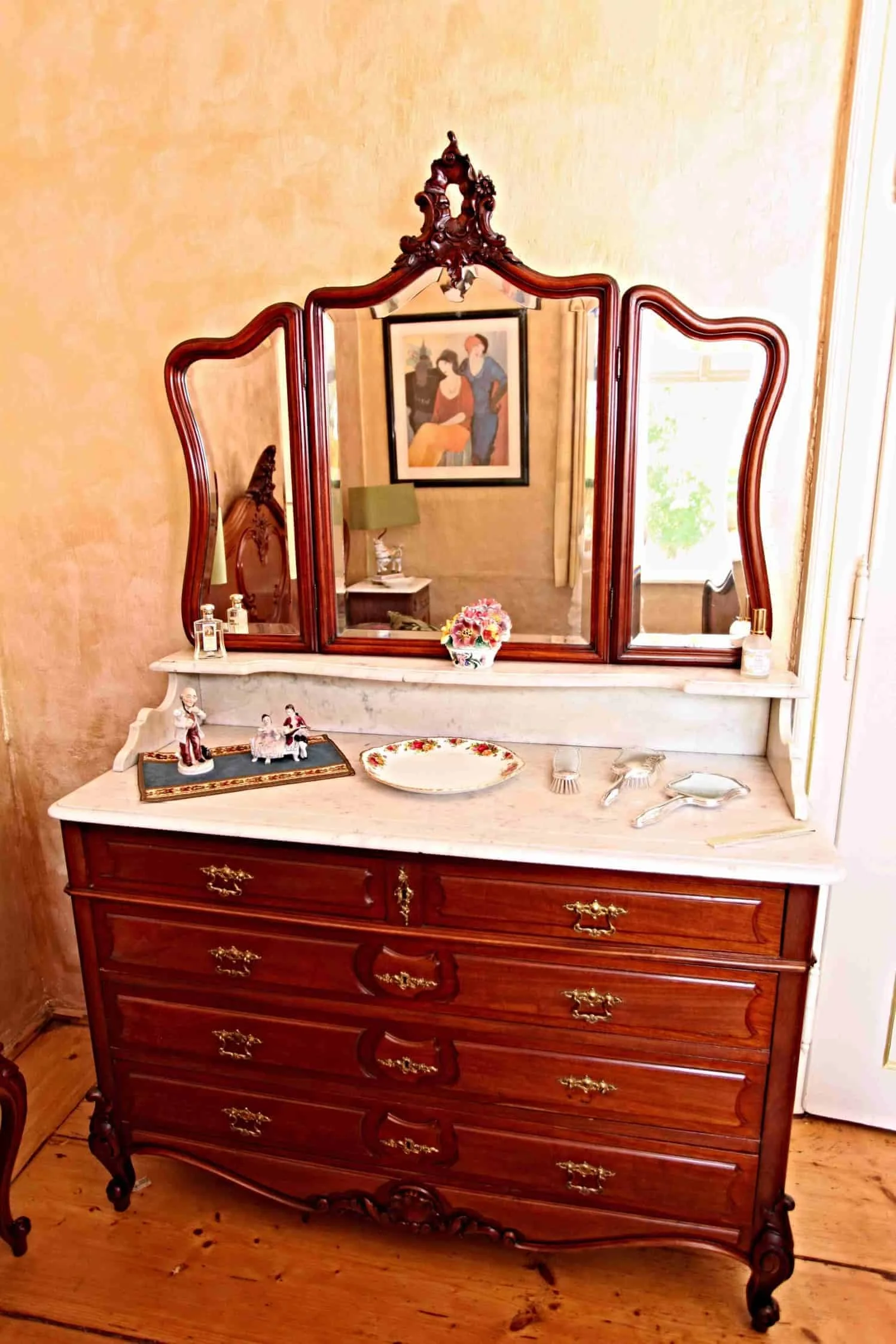 Bohatě řezbovaná zámecká ložnice. Mahagon. Mramor